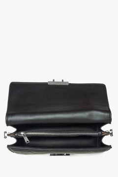 Schwarze Damen-Leder-Umhängetasche von Estro – Nahaufnahme des Innenraums des Modells.
