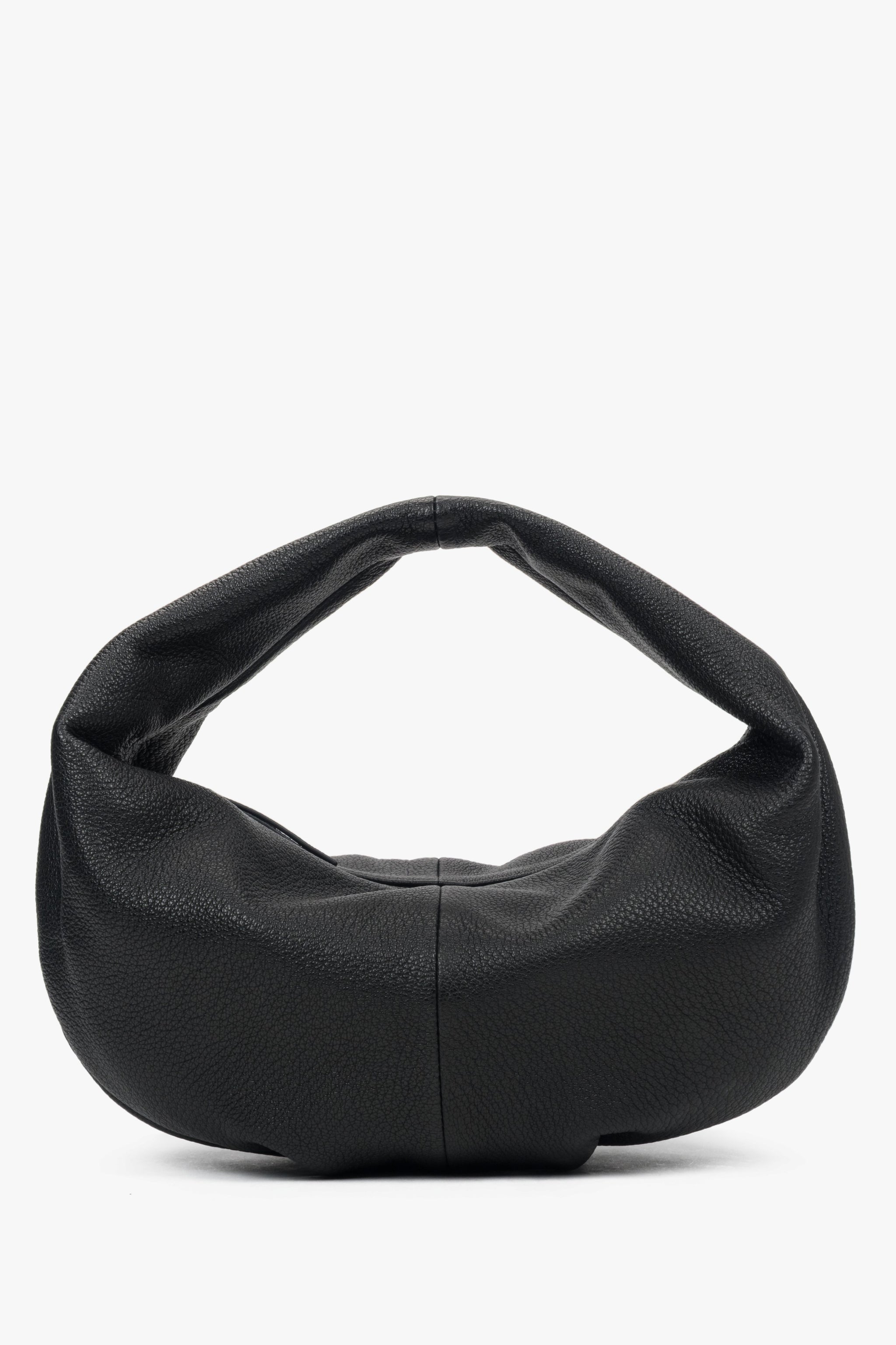 Frontansicht der schwarzen Halbmond-Tasche aus weichem, flexiblem Leder