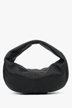Frontansicht der schwarzen Halbmond-Tasche aus weichem, flexiblem Leder