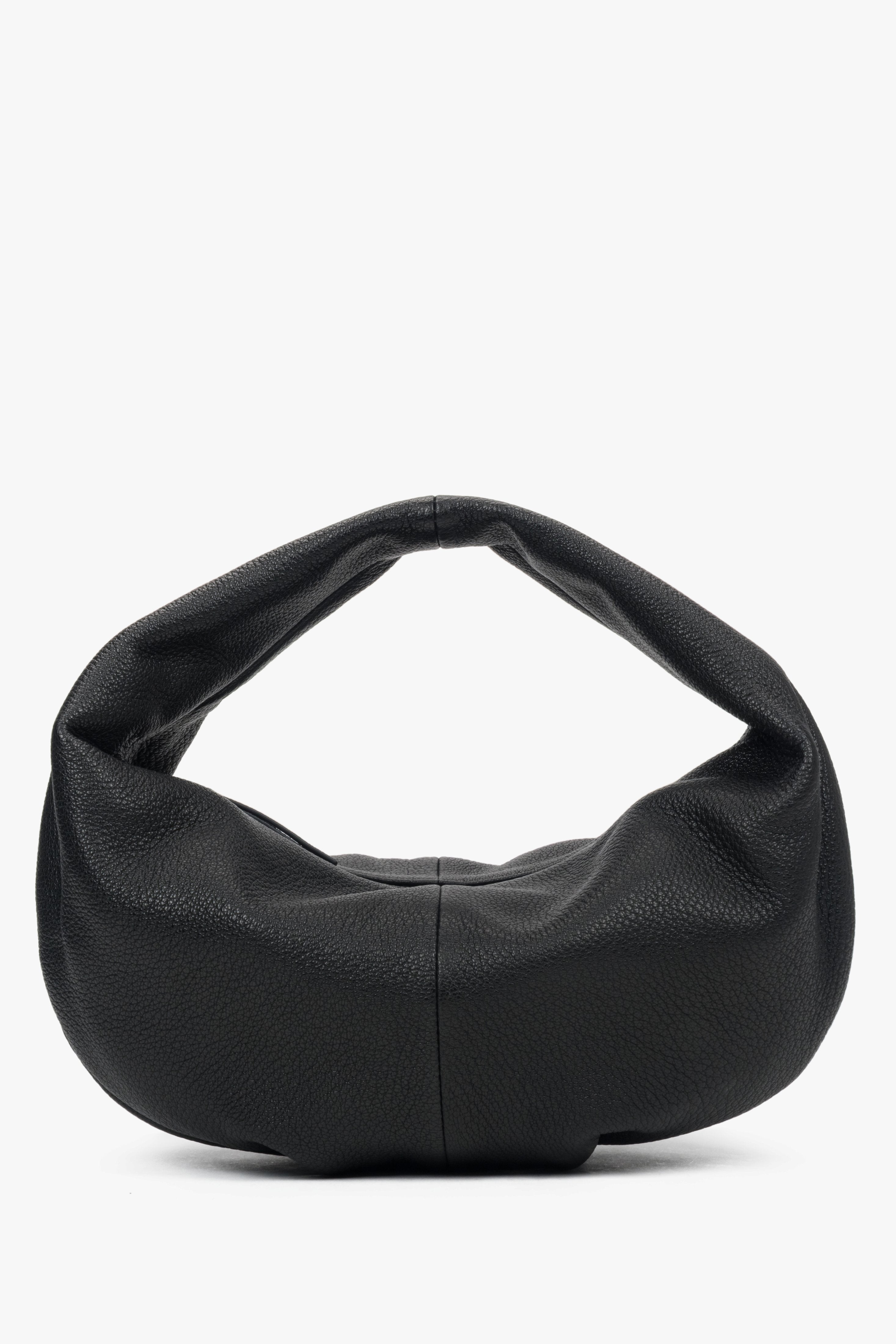 Frontansicht der schwarzen Halbmond-Tasche aus weichem, flexiblem Leder
