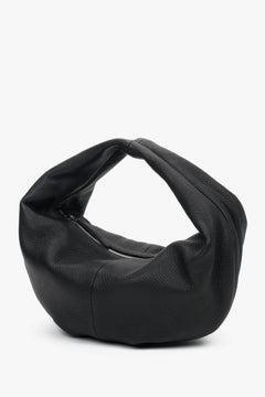 Schrägansicht der schwarzen Lederhandtasche von Estro, die das voluminöse, weiche Design zeigt