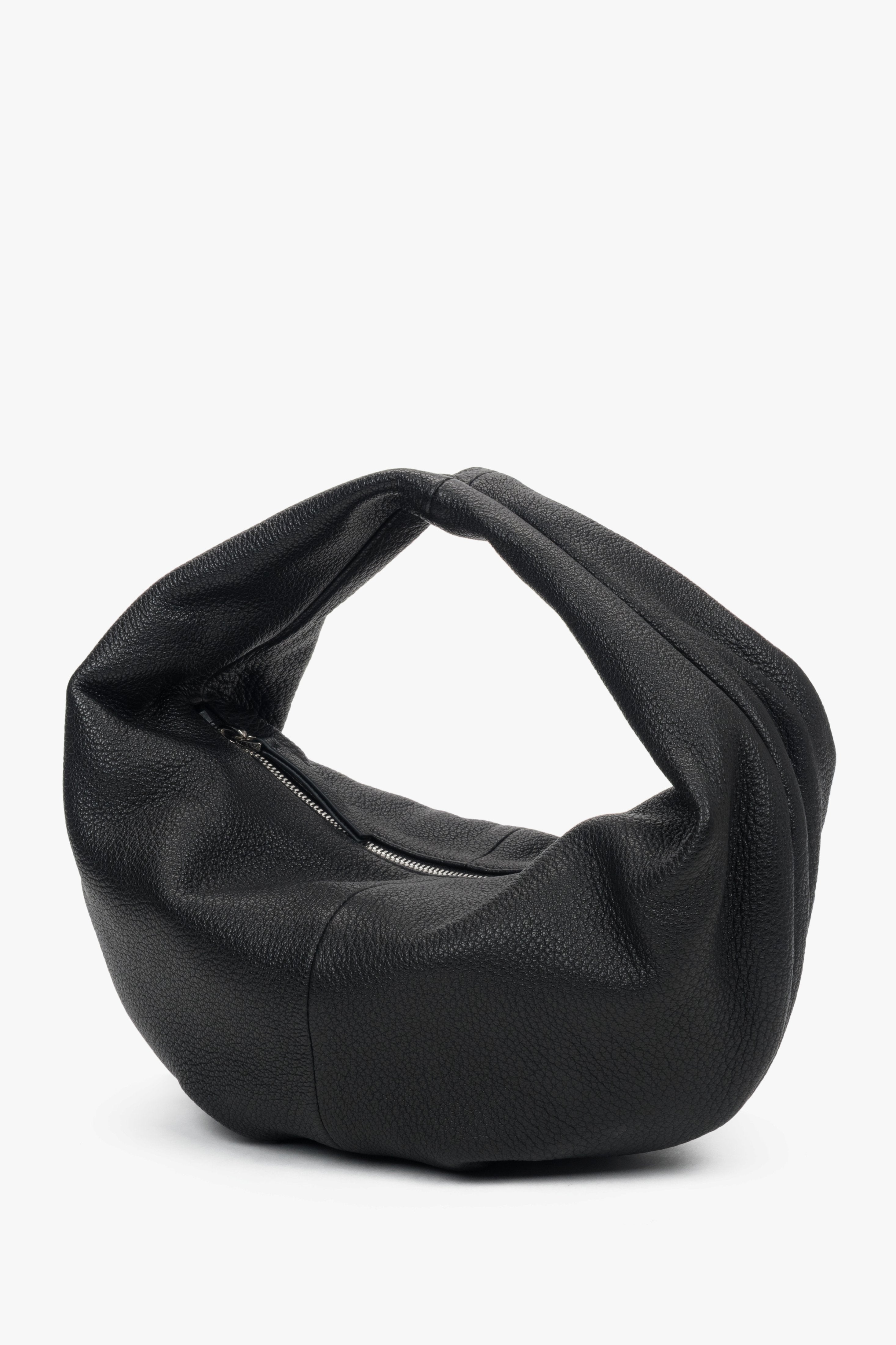 Schrägansicht der schwarzen Lederhandtasche von Estro, die das voluminöse, weiche Design zeigt