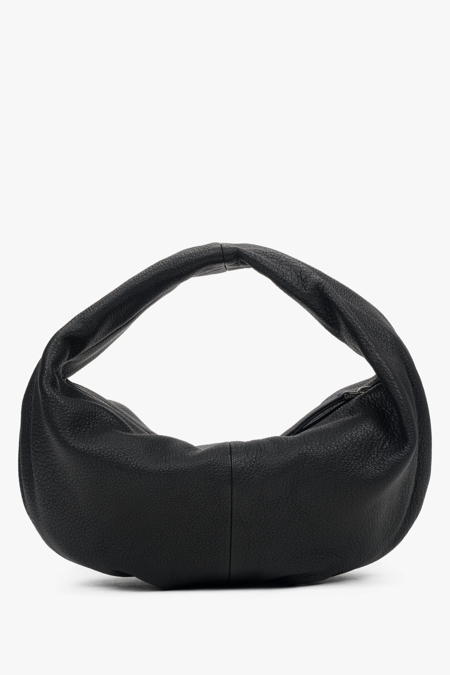 Rückansicht der schwarzen Halbmond-Handtasche aus glattem Naturleder