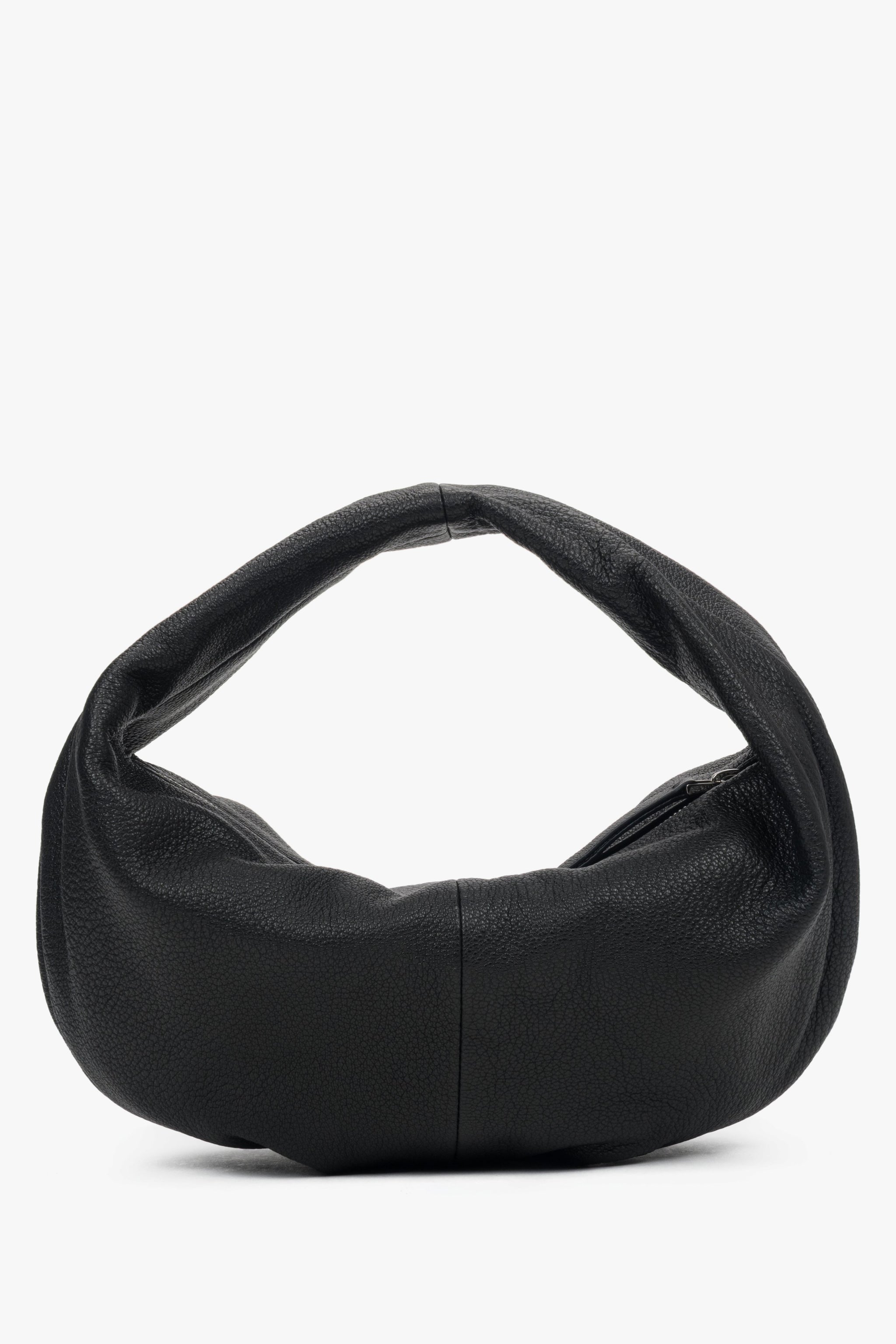 Rückansicht der schwarzen Halbmond-Handtasche aus glattem Naturleder