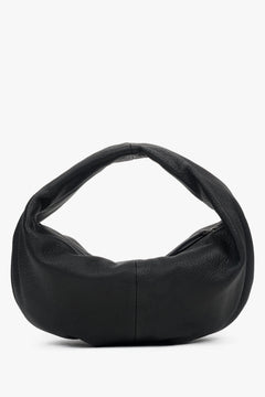 Rückansicht der schwarzen Halbmond-Handtasche aus glattem Naturleder