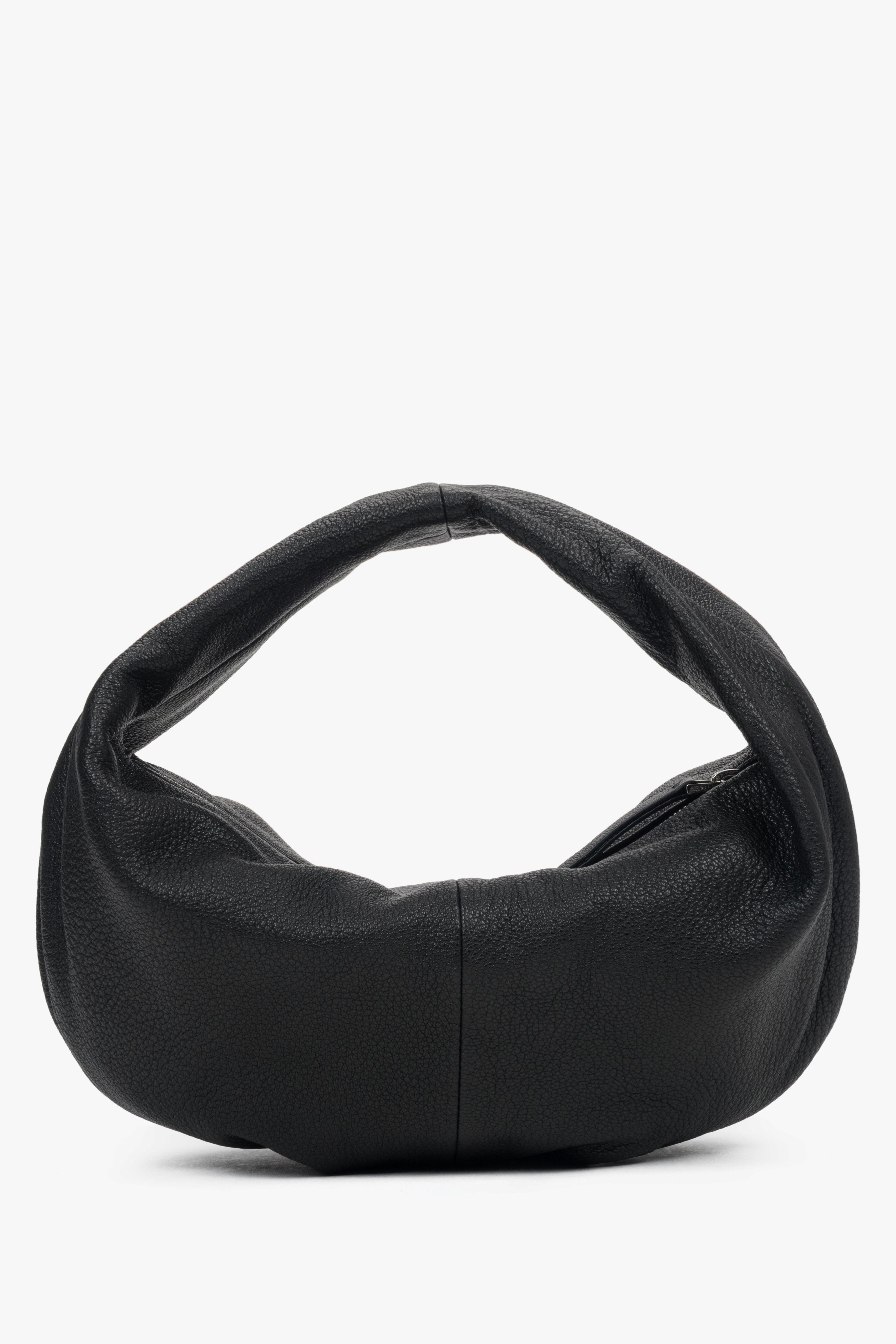 Rückansicht der schwarzen Halbmond-Handtasche aus glattem Naturleder