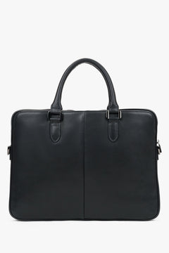 Symmetrische Frontalaufnahme der schwarzen Ledertasche, die die geradlinige Silhouette betont