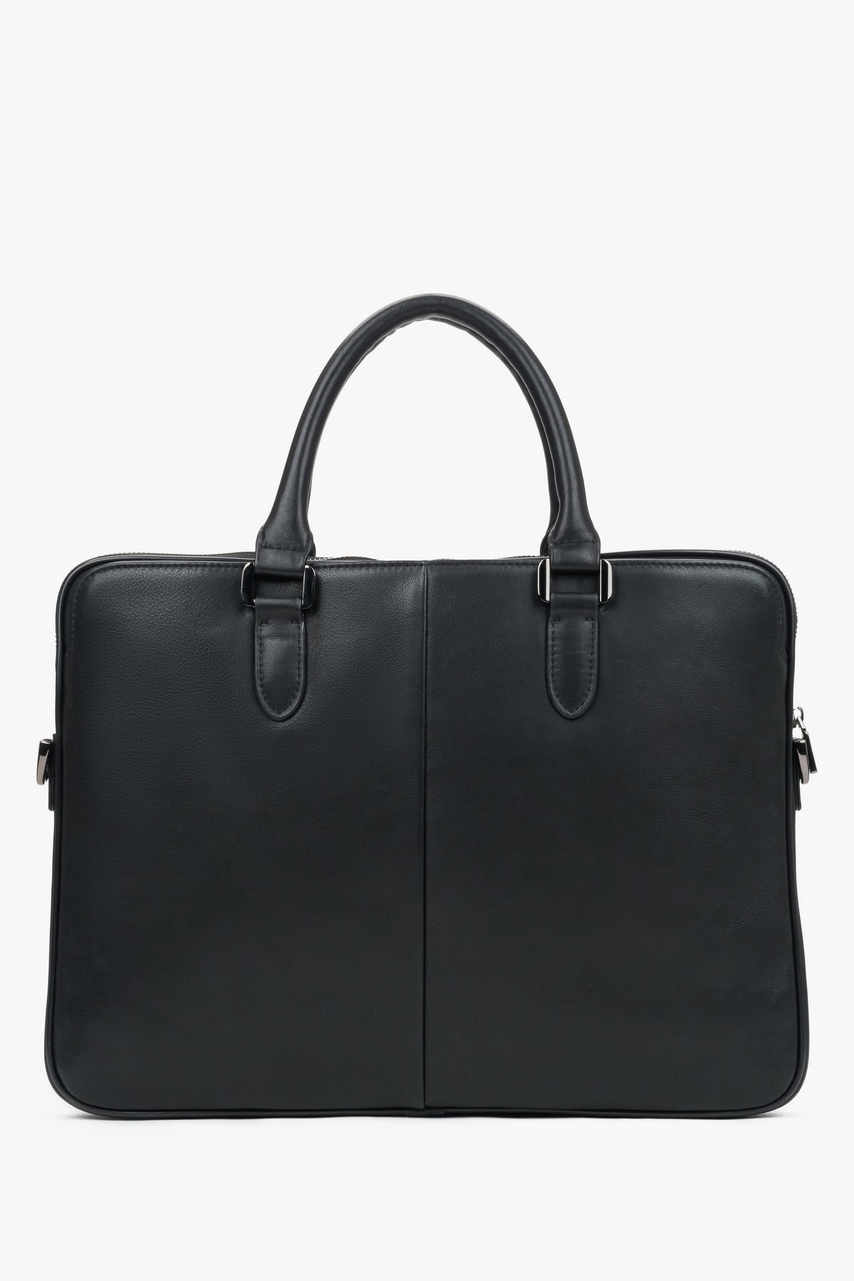 Symmetrische Frontalaufnahme der schwarzen Ledertasche, die die geradlinige Silhouette betont