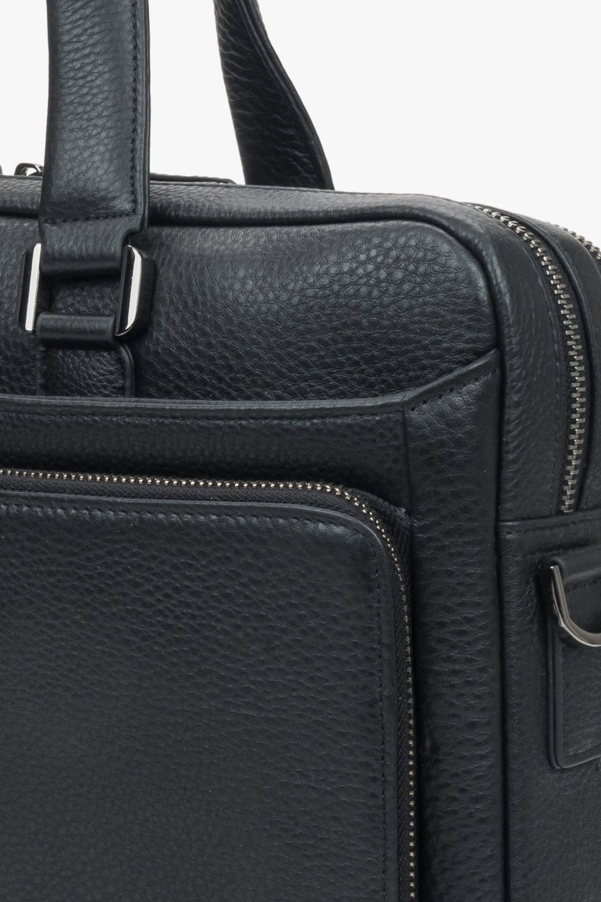 Detailaufnahme des genarbten Premium-Leder-Materials und des komfortablen Tragegriffs