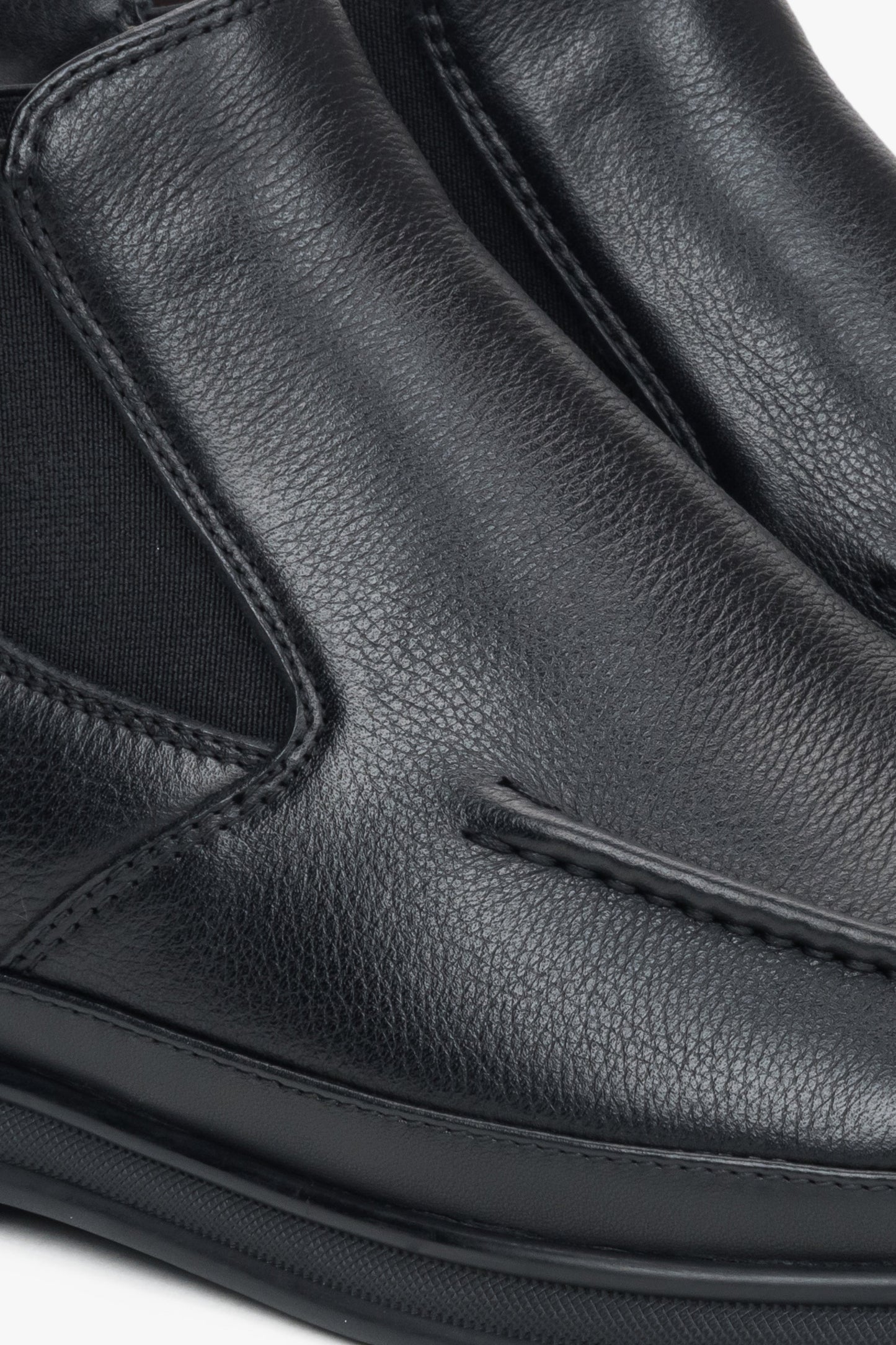 Slip-On Herren-Chelsea-Boots von Estro aus schwarzem Naturleder – Nahaufnahme des Vorderfußbereichs.