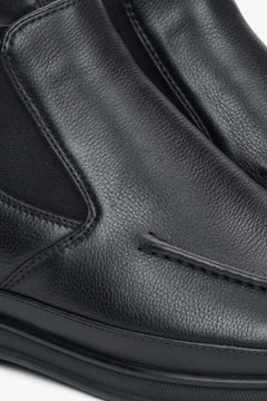 Slip-On Herren-Chelsea-Boots von Estro aus schwarzem Naturleder – Nahaufnahme des Vorderfußbereichs.