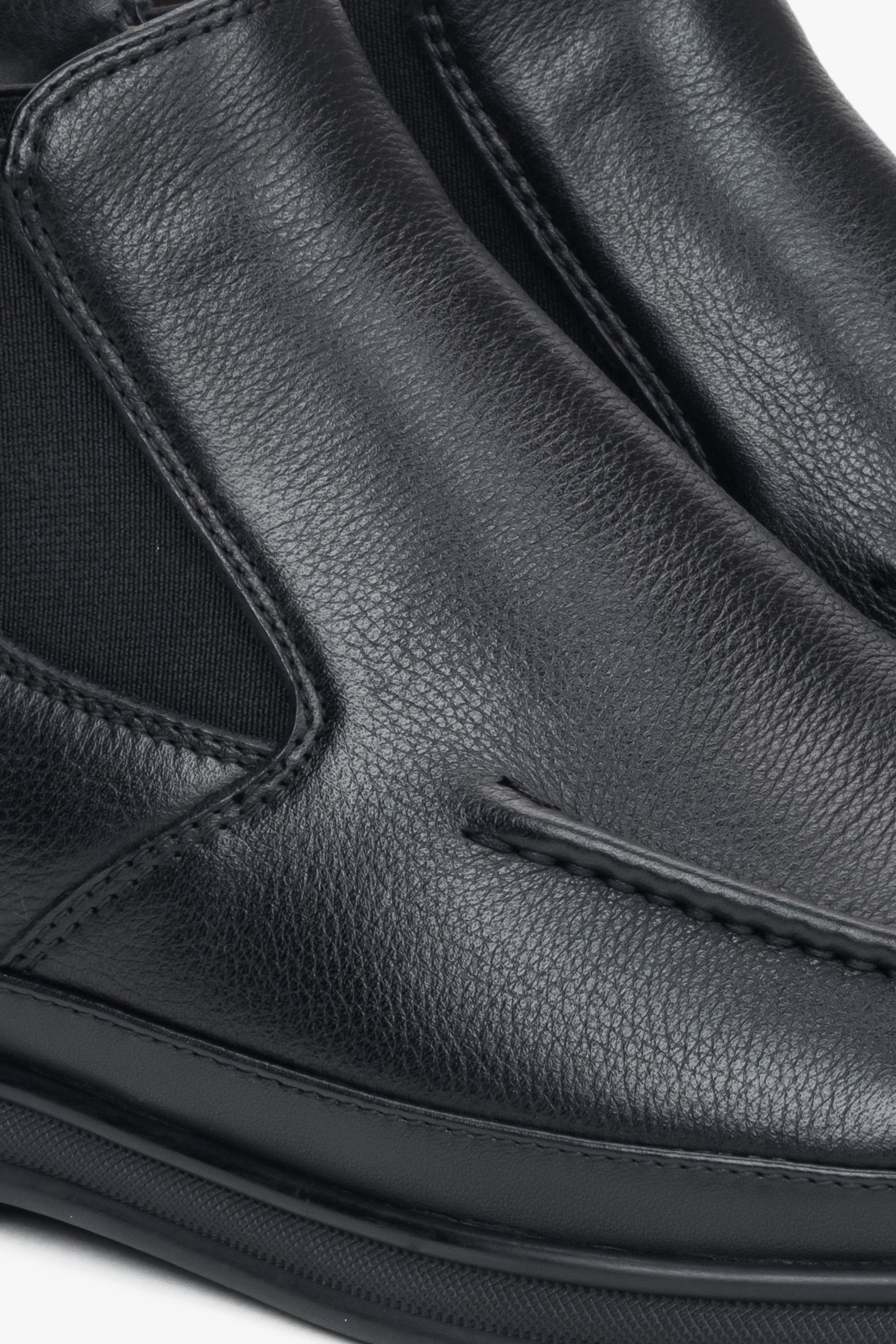 Slip-On Herren-Chelsea-Boots von Estro aus schwarzem Naturleder – Nahaufnahme des Vorderfußbereichs.