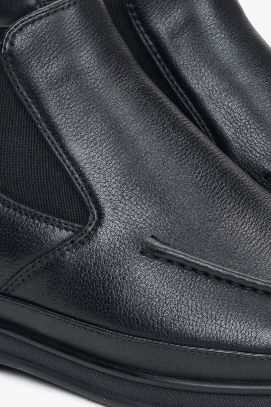 Slip-On Herren-Chelsea-Boots von Estro aus schwarzem Naturleder – Nahaufnahme des Vorderfußbereichs.