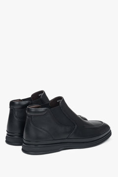 Estro schwarze Herren-Chelsea-Boots aus Naturleder – Nahaufnahme von Fersen- und Seitenlinie.