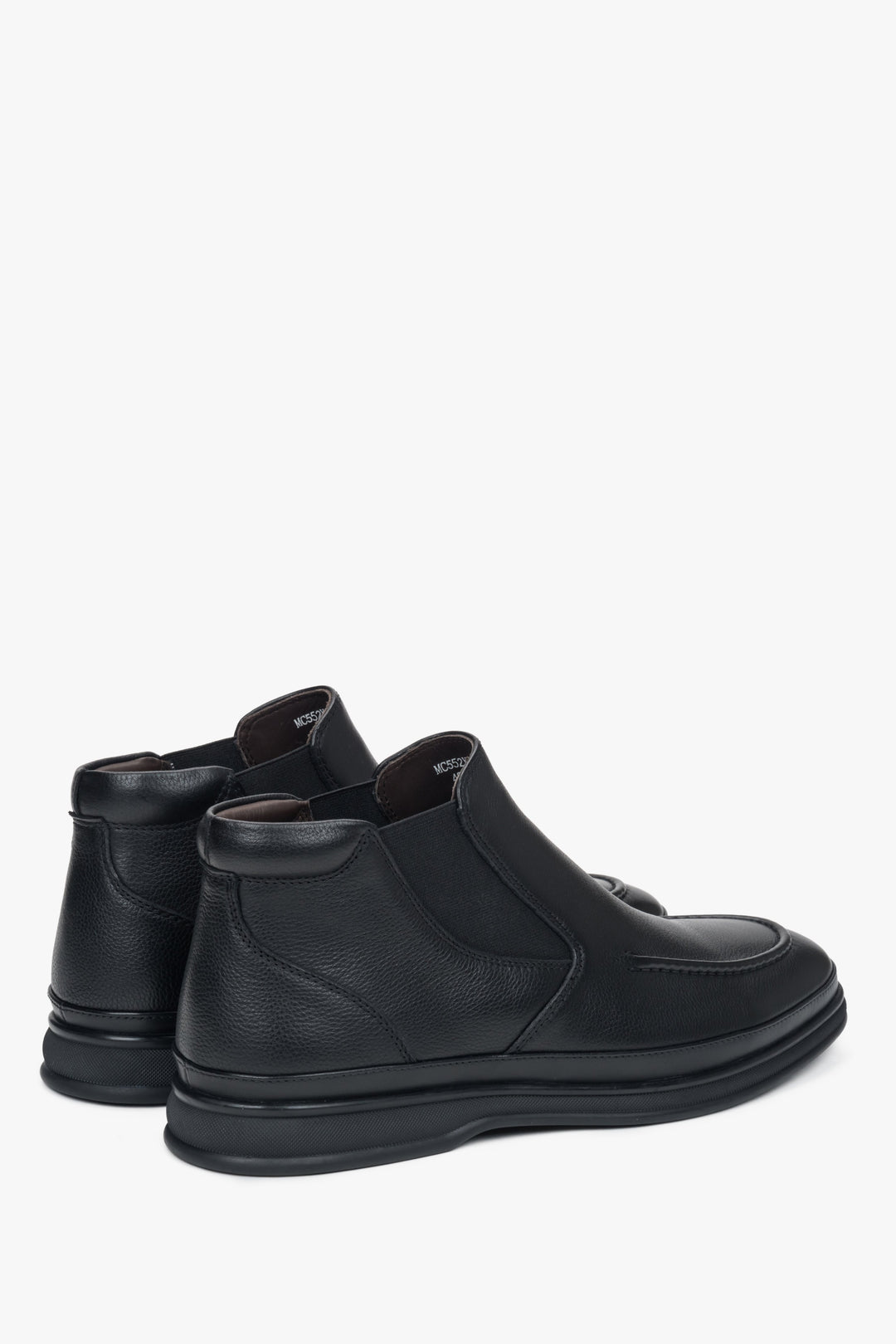 Estro schwarze Herren-Chelsea-Boots aus Naturleder – Nahaufnahme von Fersen- und Seitenlinie.