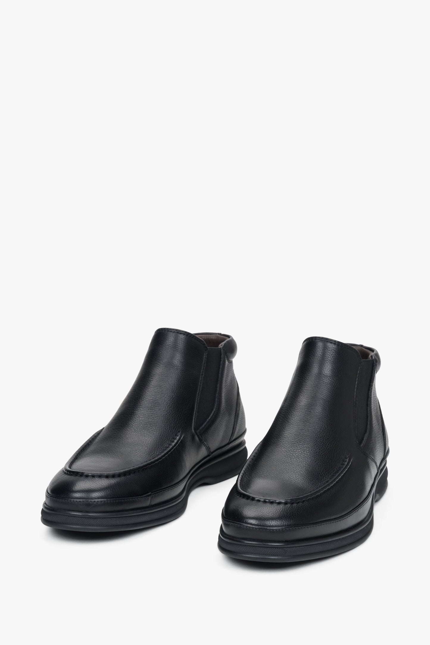 Schwarze Herren-Chelsea-Boots aus Leder zum Hineinschlüpfen von Estro – Nahaufnahme der Schuhspitze.