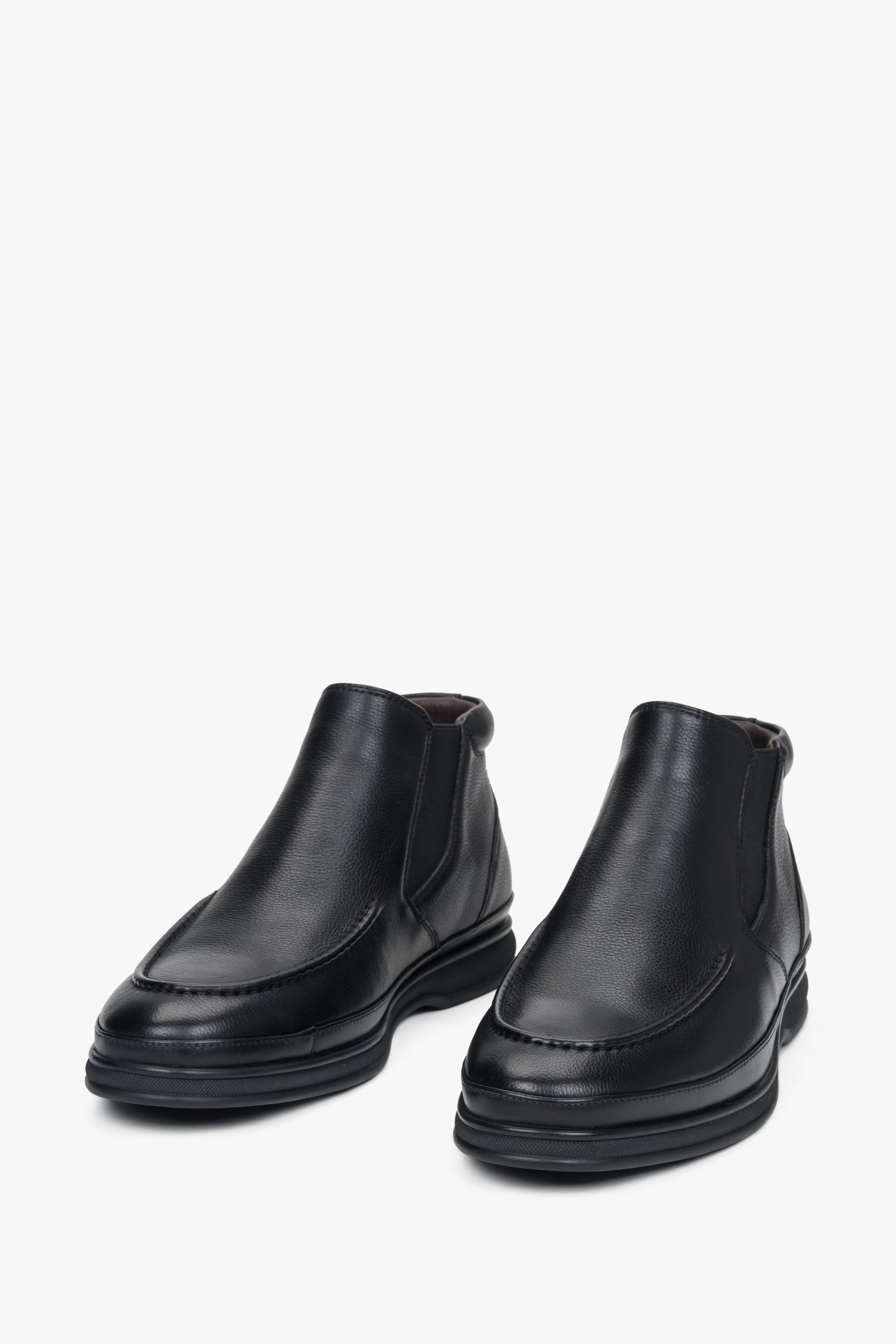 Schwarze Herren-Chelsea-Boots aus Leder zum Hineinschlüpfen von Estro – Nahaufnahme der Schuhspitze.