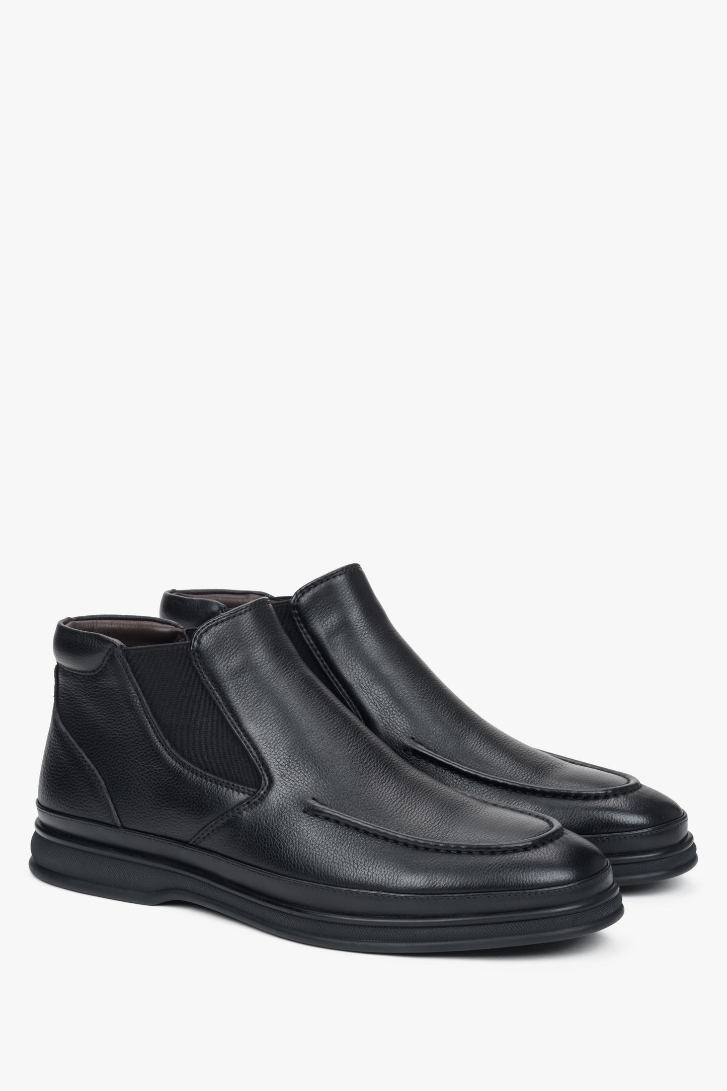 Schwarze Herren-Chelsea-Boots zum Hineinschlüpfen aus Naturleder von Estro – Nahaufnahme der Seitenlinie und der Schuhspitze.