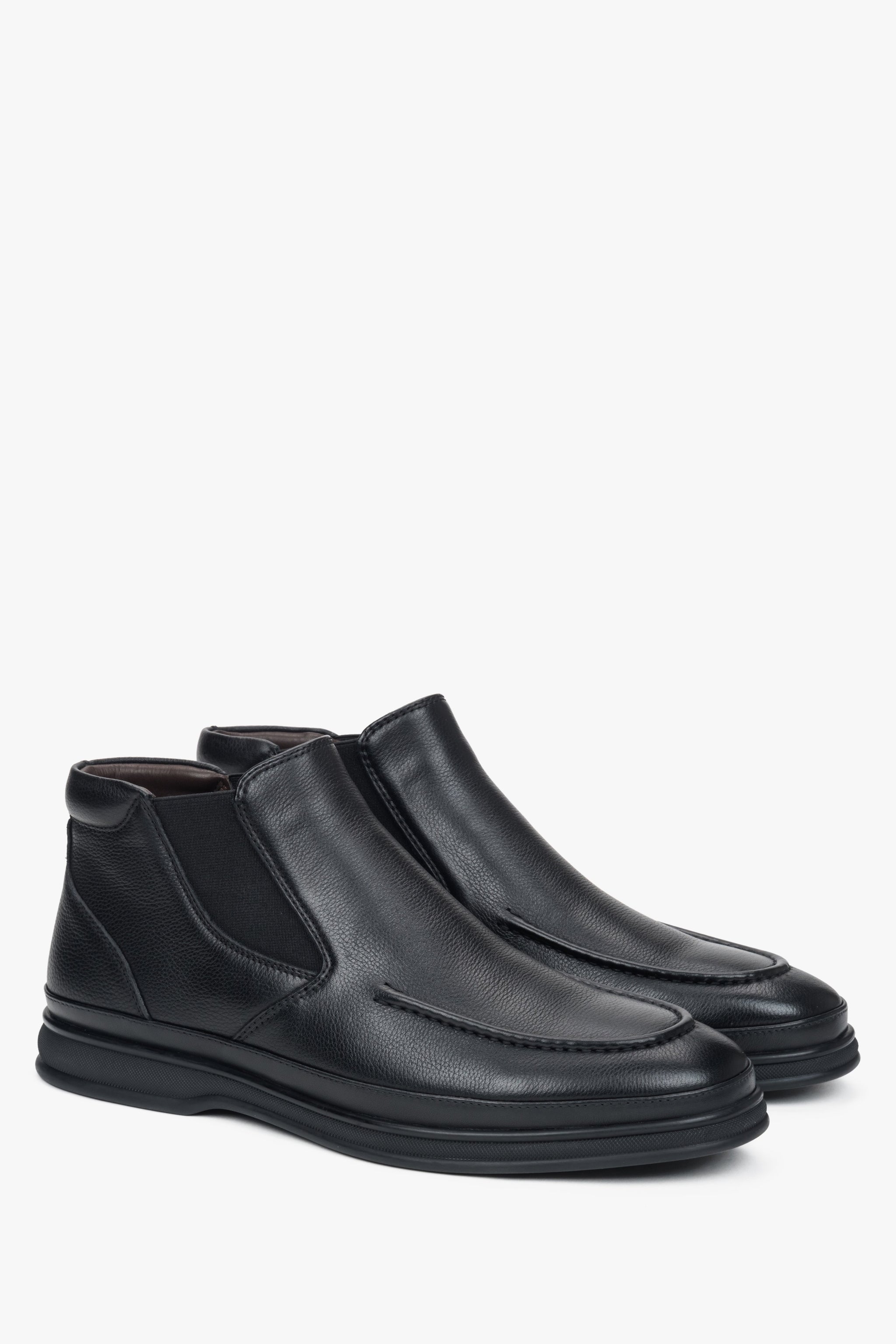 Schwarze Herren-Chelsea-Boots zum Hineinschlüpfen aus Naturleder von Estro – Nahaufnahme der Seitenlinie und der Schuhspitze.