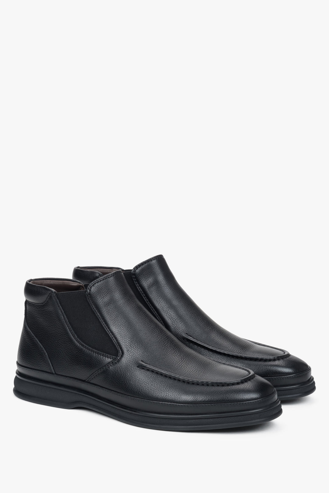 Schwarze Herren-Chelsea-Boots zum Hineinschlüpfen aus Naturleder von Estro – Nahaufnahme der Seitenlinie und der Schuhspitze.