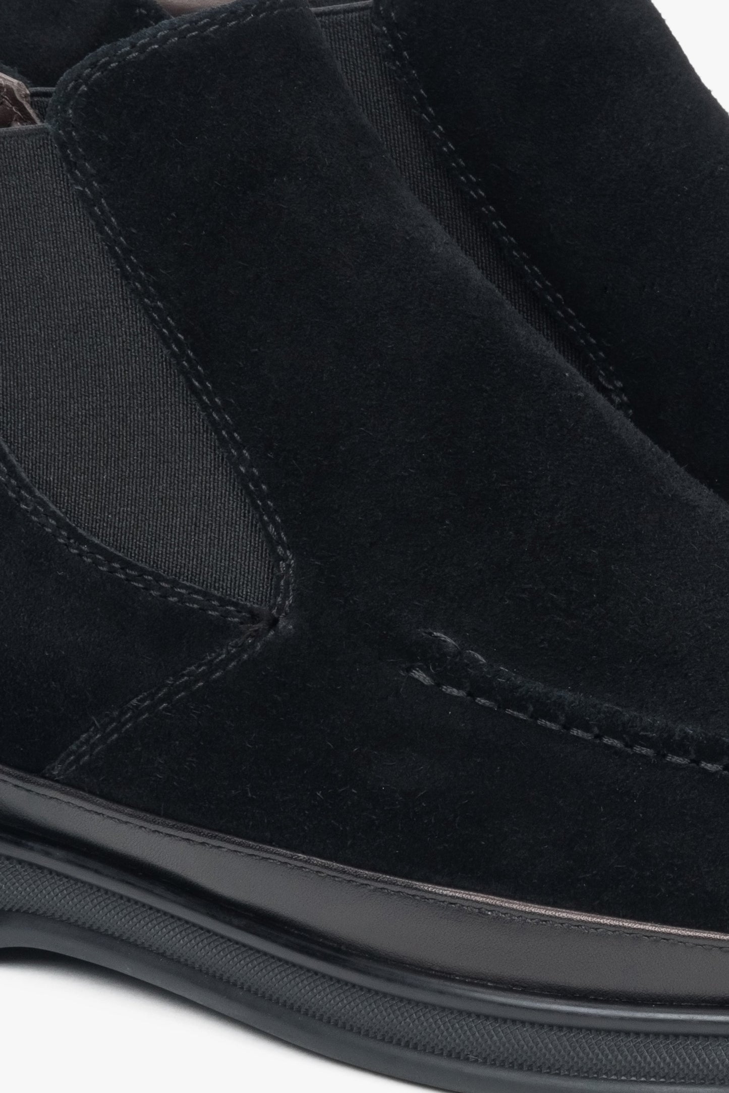 Schwarze Herren-Chelsea-Stiefeletten aus Velours von Estro – Details.