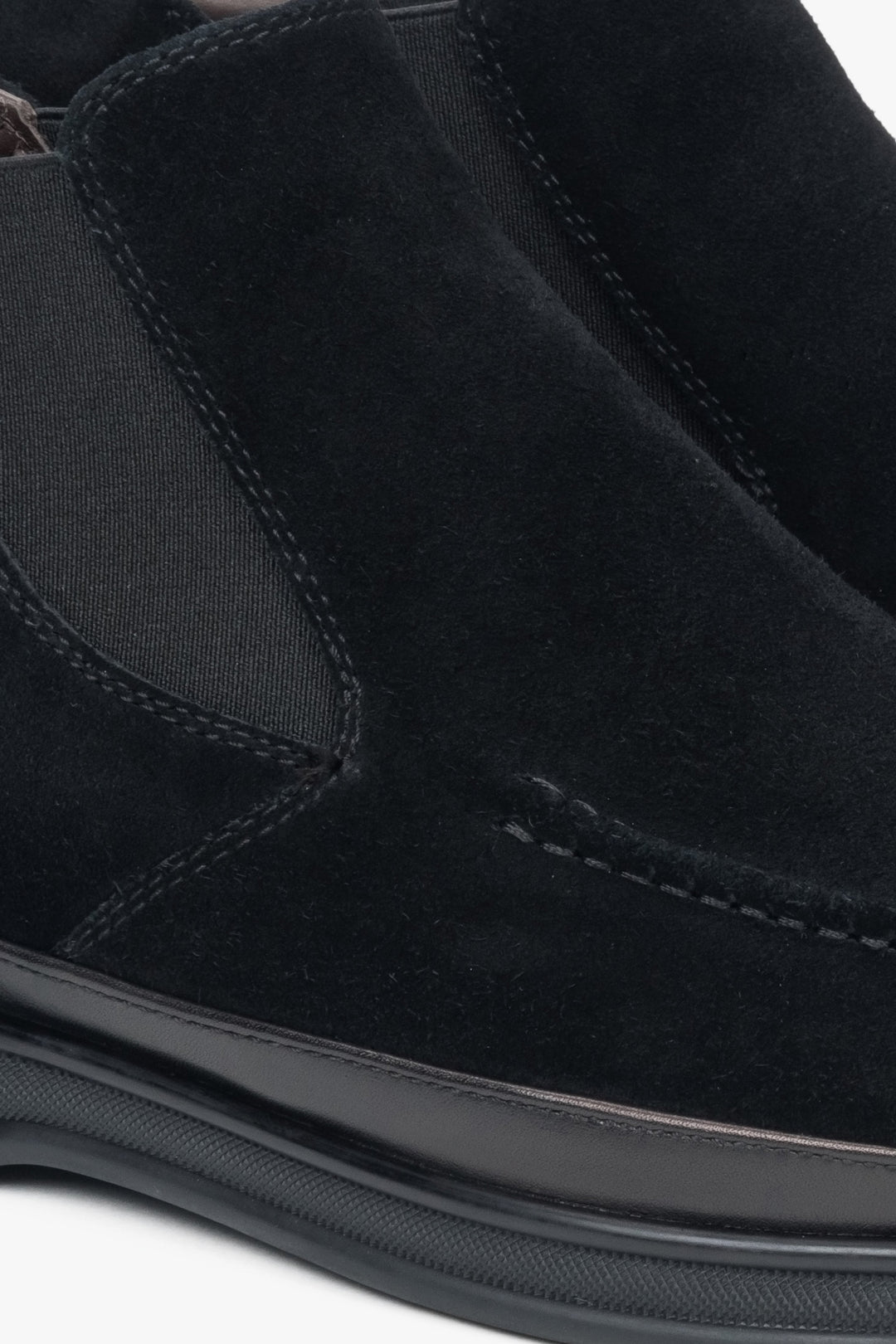 Schwarze Herren-Chelsea-Stiefeletten aus Velours von Estro – Details.