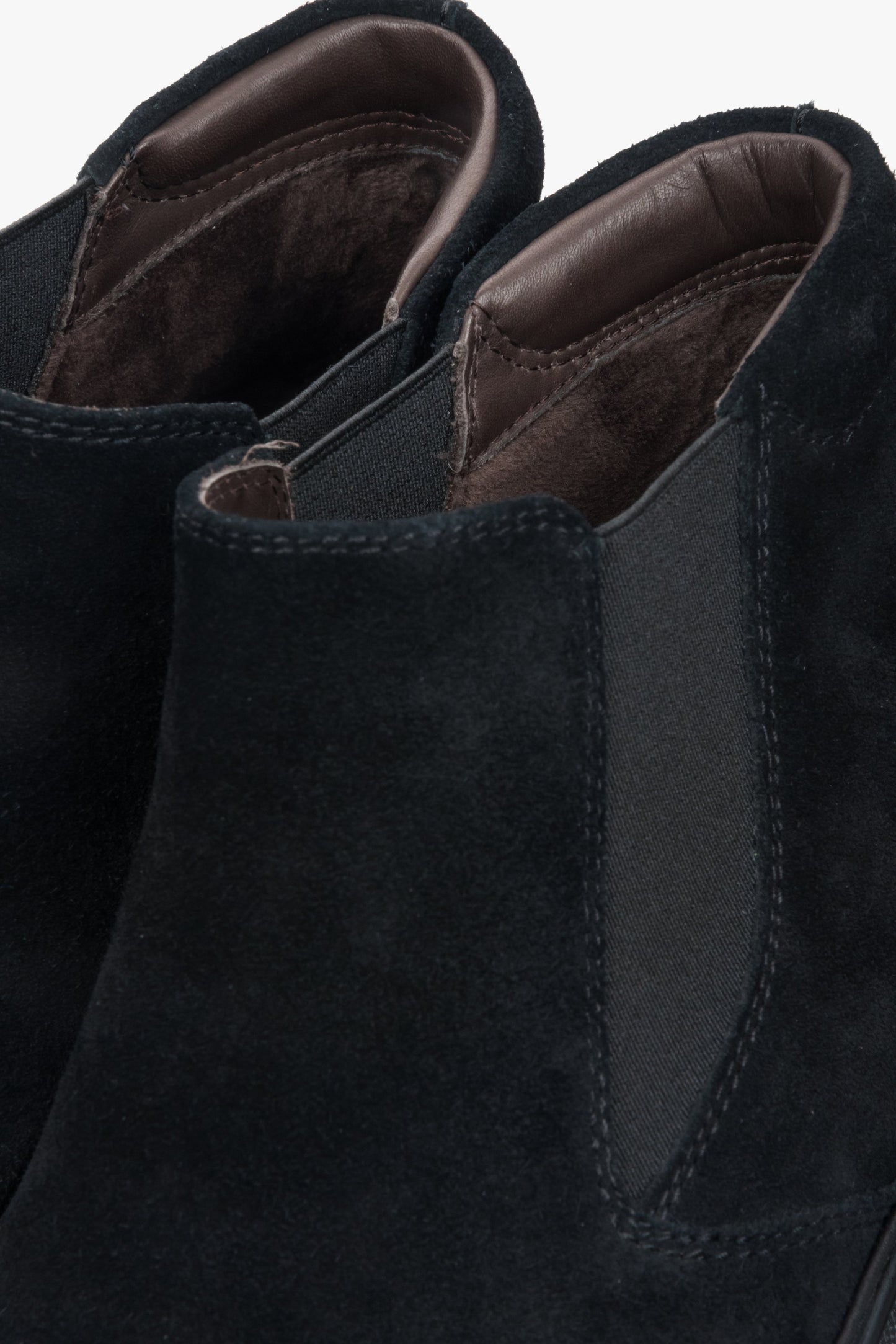 Schwarze Herren-Chelsea-Stiefeletten von Estro aus echtem Velours – Nahaufnahme des Zehenbereichs.