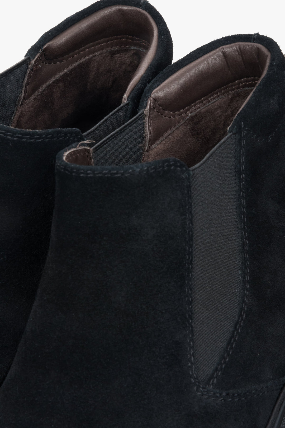 Schwarze Herren-Chelsea-Stiefeletten von Estro aus echtem Velours – Nahaufnahme des Zehenbereichs.