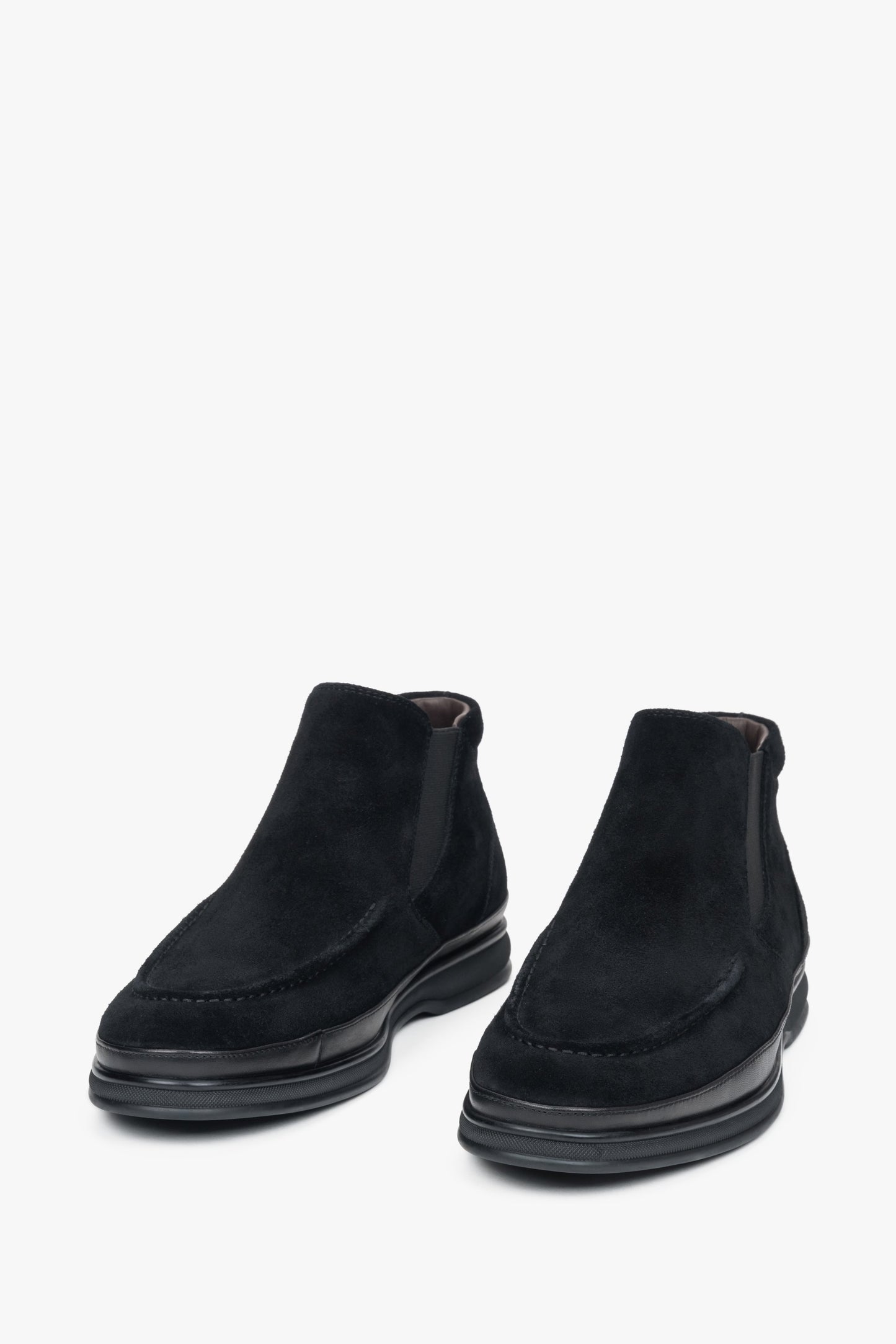 Schwarze Herren-Chelsea-Stiefeletten aus Velours von Estro – Nahaufnahme der Schuhspitze.