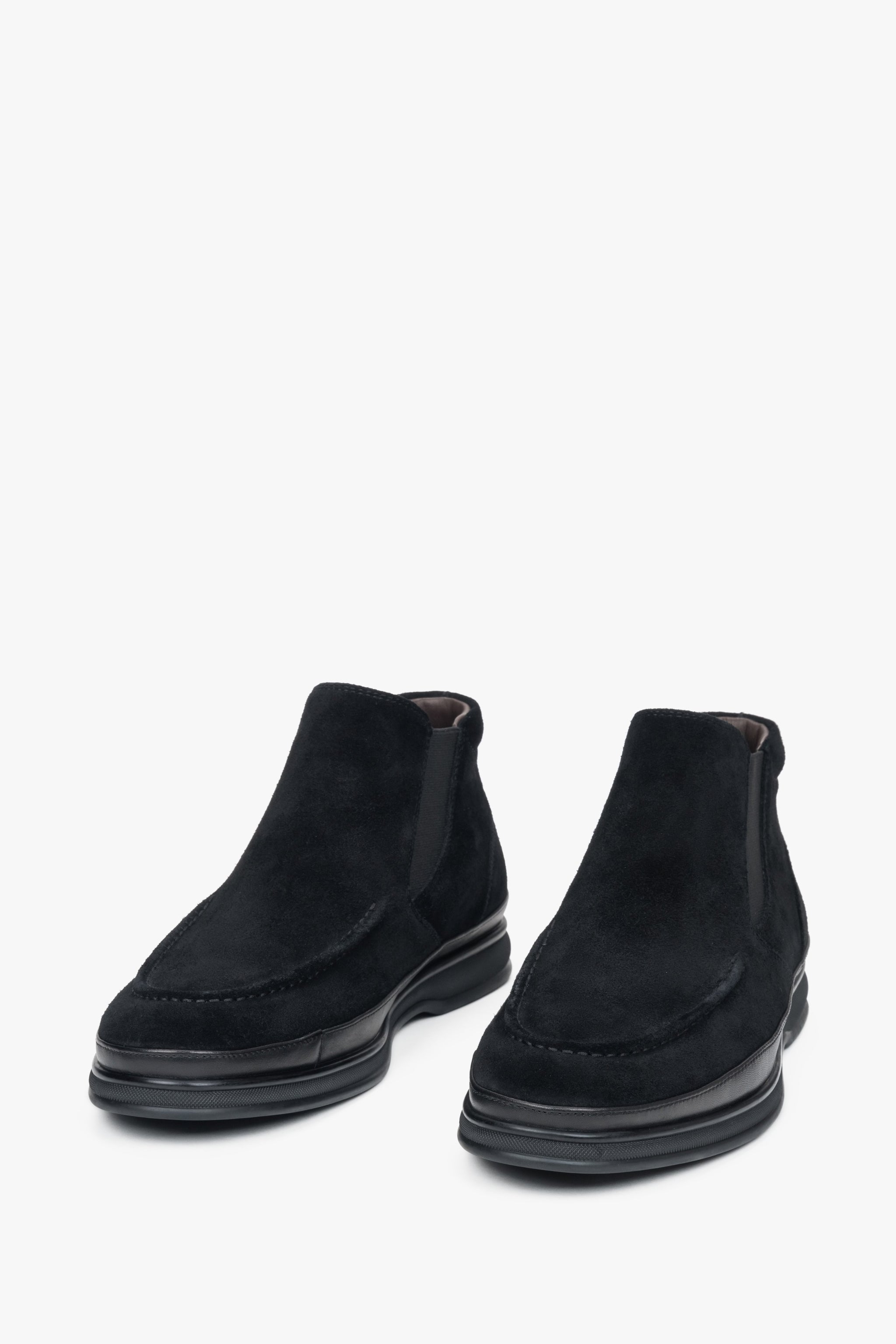 Schwarze Herren-Chelsea-Stiefeletten aus Velours von Estro – Nahaufnahme der Schuhspitze.