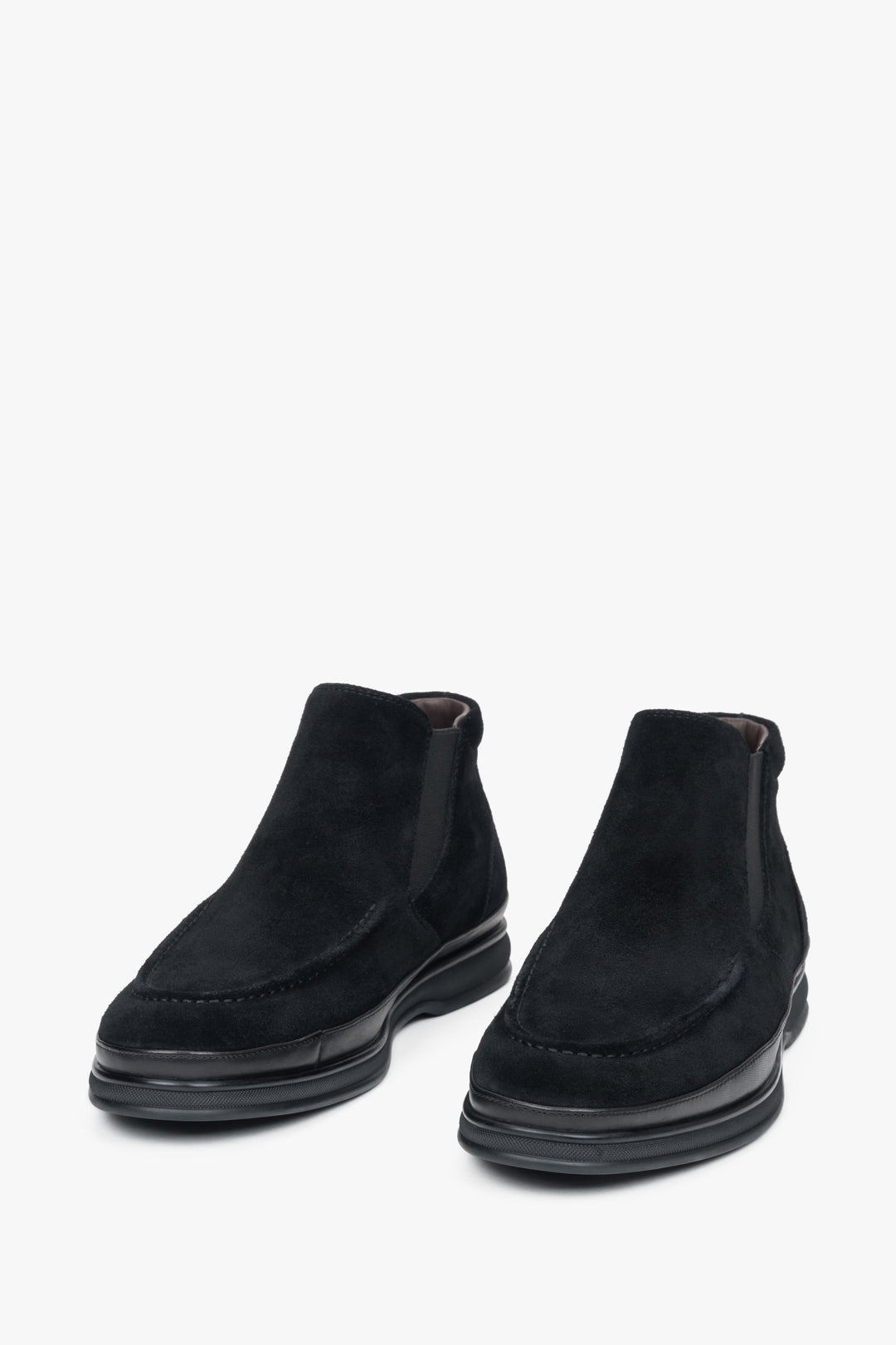 Schwarze Herren-Chelsea-Stiefeletten aus Velours von Estro – Nahaufnahme der Schuhspitze.