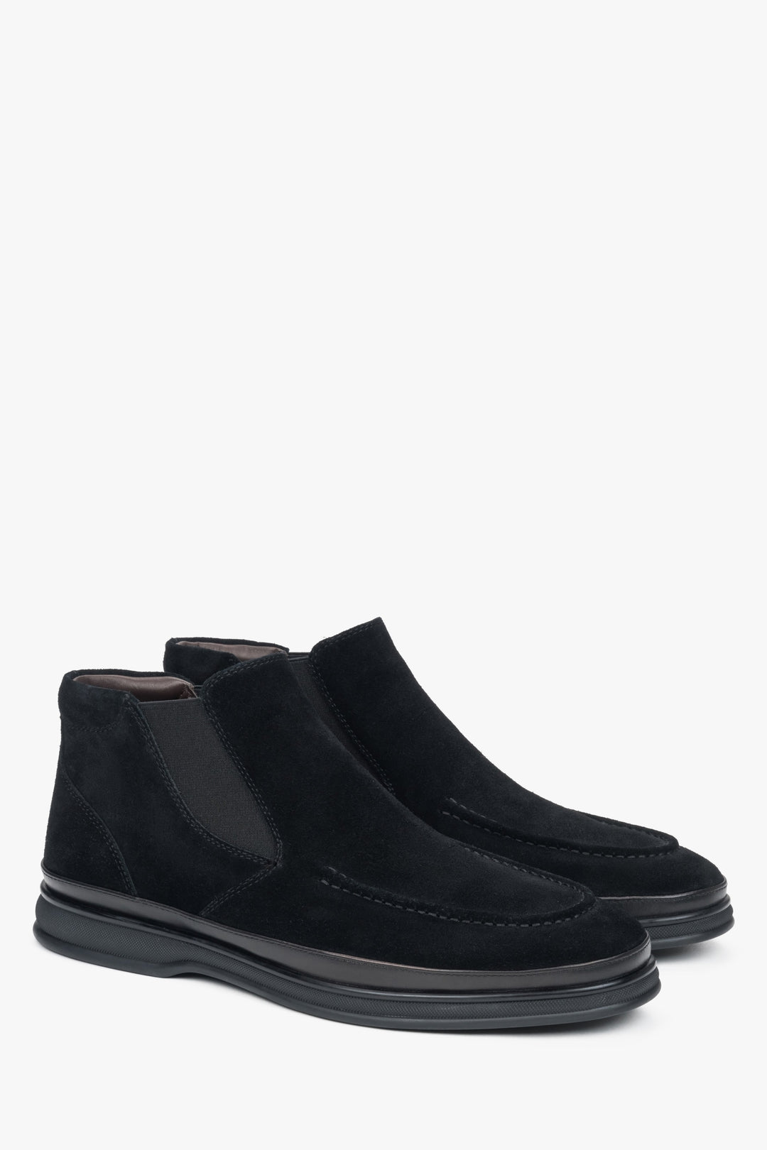 Schwarze Herren-Chelsea-Stiefeletten aus echtem Velours von Estro – Nahaufnahme der Seitenlinie und der Schuhspitze.