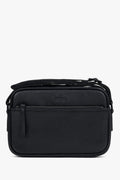 Frontale Ansicht der schwarzen Herren-Crossbody-Tasche aus genarbtem Echtleder mit vorderem Reißverschlussfach 