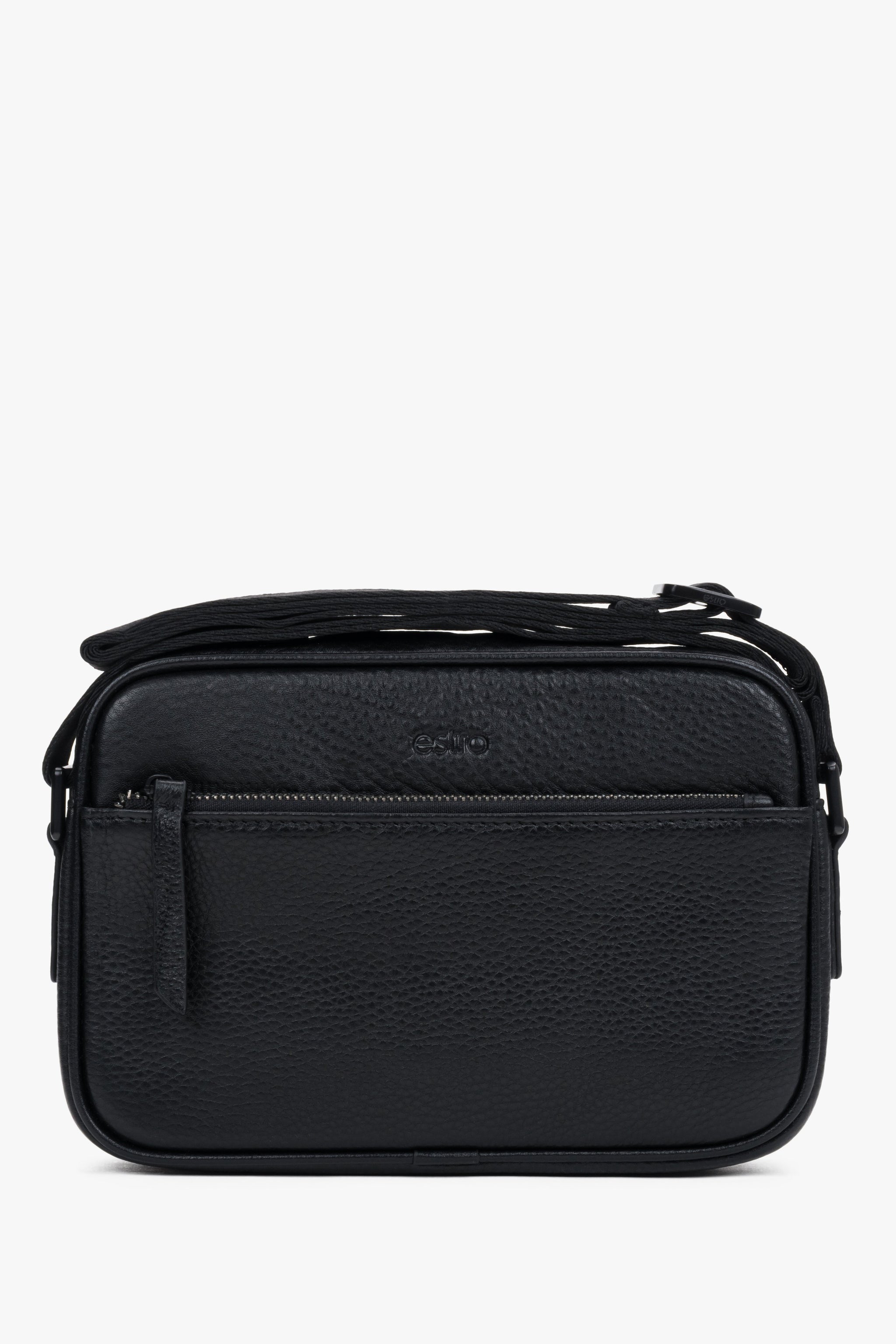 Frontale Ansicht der schwarzen Herren-Crossbody-Tasche aus genarbtem Echtleder mit vorderem Reißverschlussfach 