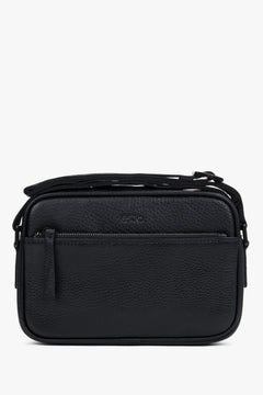 Frontale Ansicht der schwarzen Herren-Crossbody-Tasche aus genarbtem Echtleder mit vorderem Reißverschlussfach 