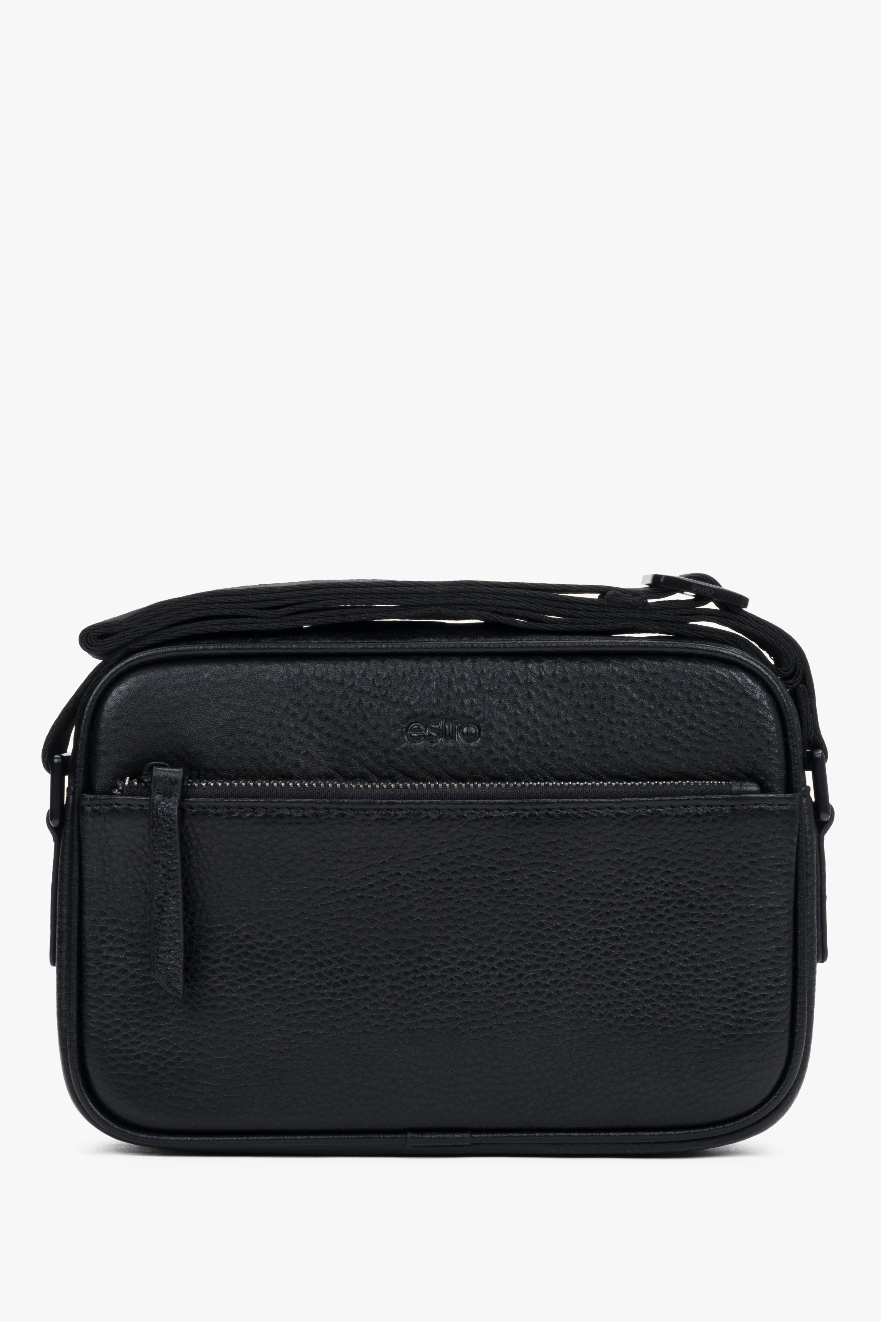 Frontale Ansicht der schwarzen Herren-Crossbody-Tasche aus genarbtem Echtleder mit vorderem Reißverschlussfach 