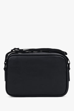 Rückansicht der kompakten schwarzen Herrentasche mit klarem, minimalistischem Design 