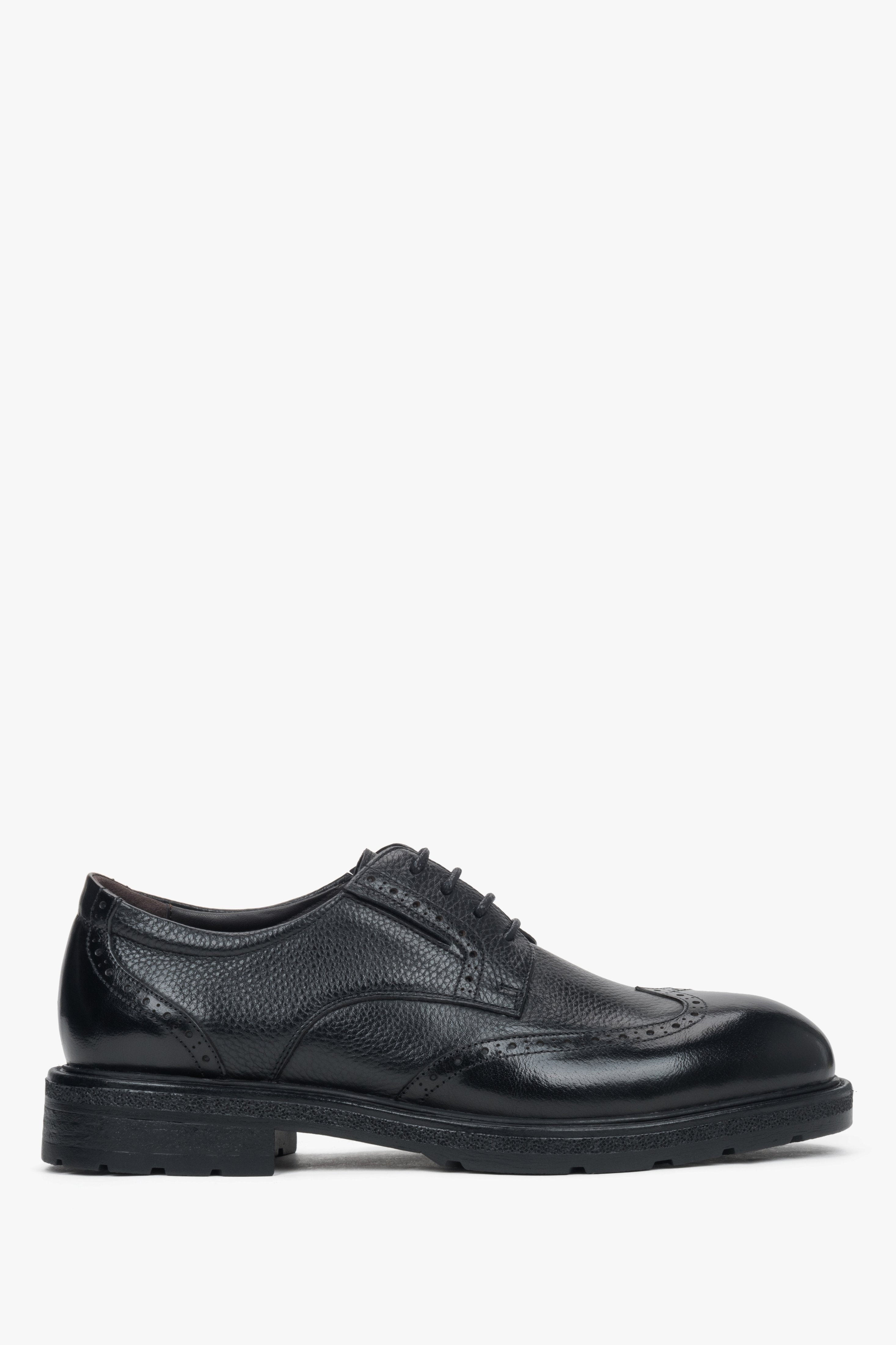 Profilansicht des schwarzen Herren-Halbschuhs im Brogue-Stil.