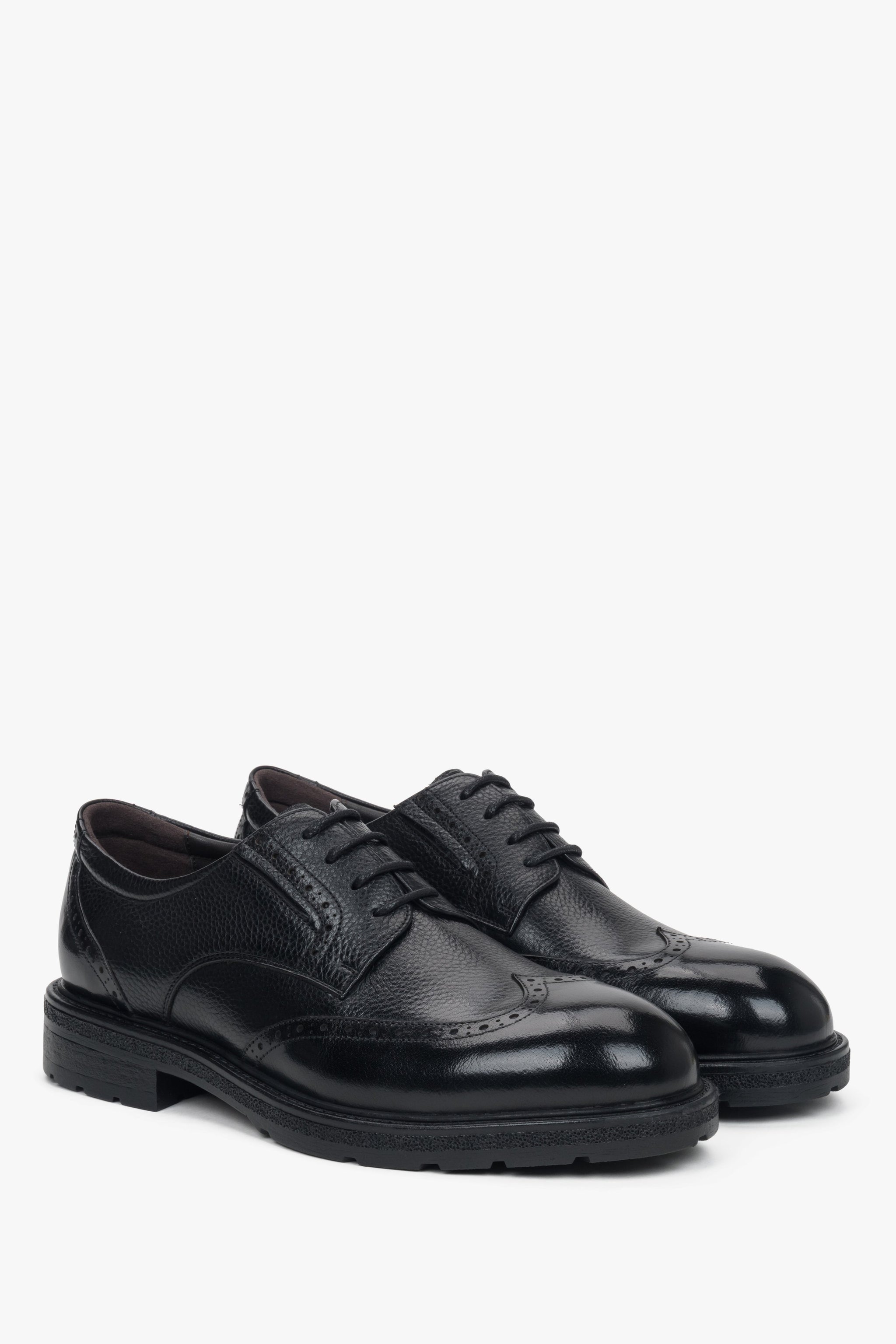Andere schräge Ansicht der schwarzen Herren-Schnürschuhe.