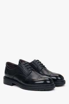 Andere schräge Ansicht der schwarzen Herren-Schnürschuhe.