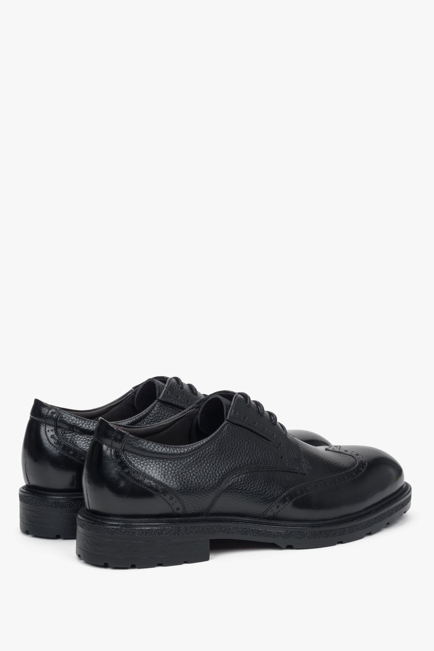 Rückansicht auf das Paar schwarzer Brogues von Estro.