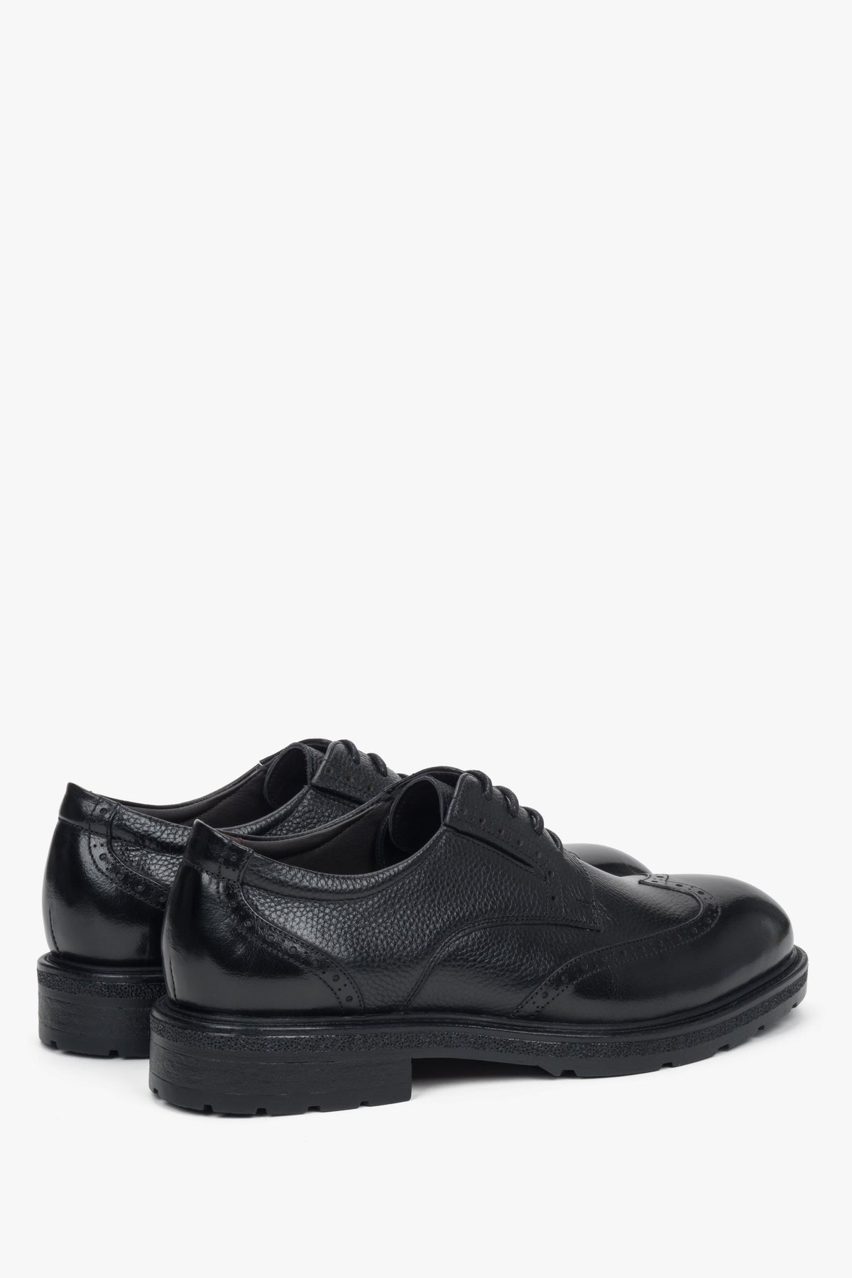 Rückansicht auf das Paar schwarzer Brogues von Estro.