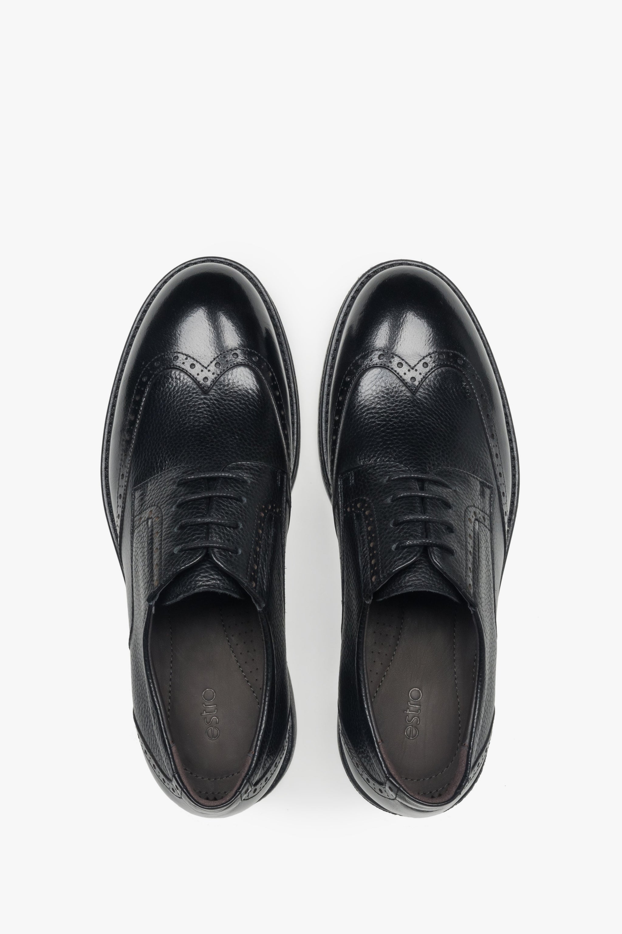 Draufsicht auf das Paar schwarzer Brogues von Estro.