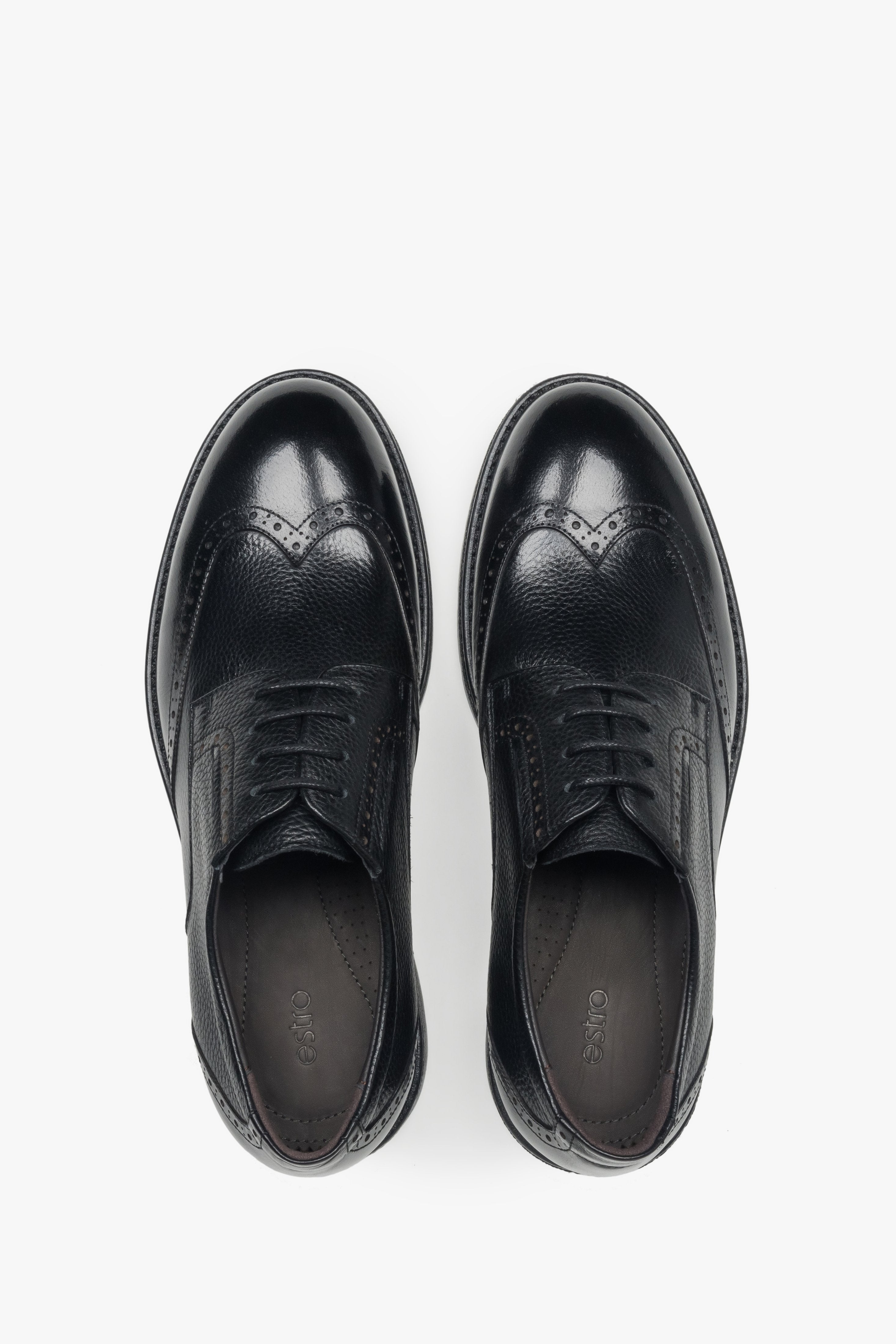 Draufsicht auf das Paar schwarzer Brogues von Estro.