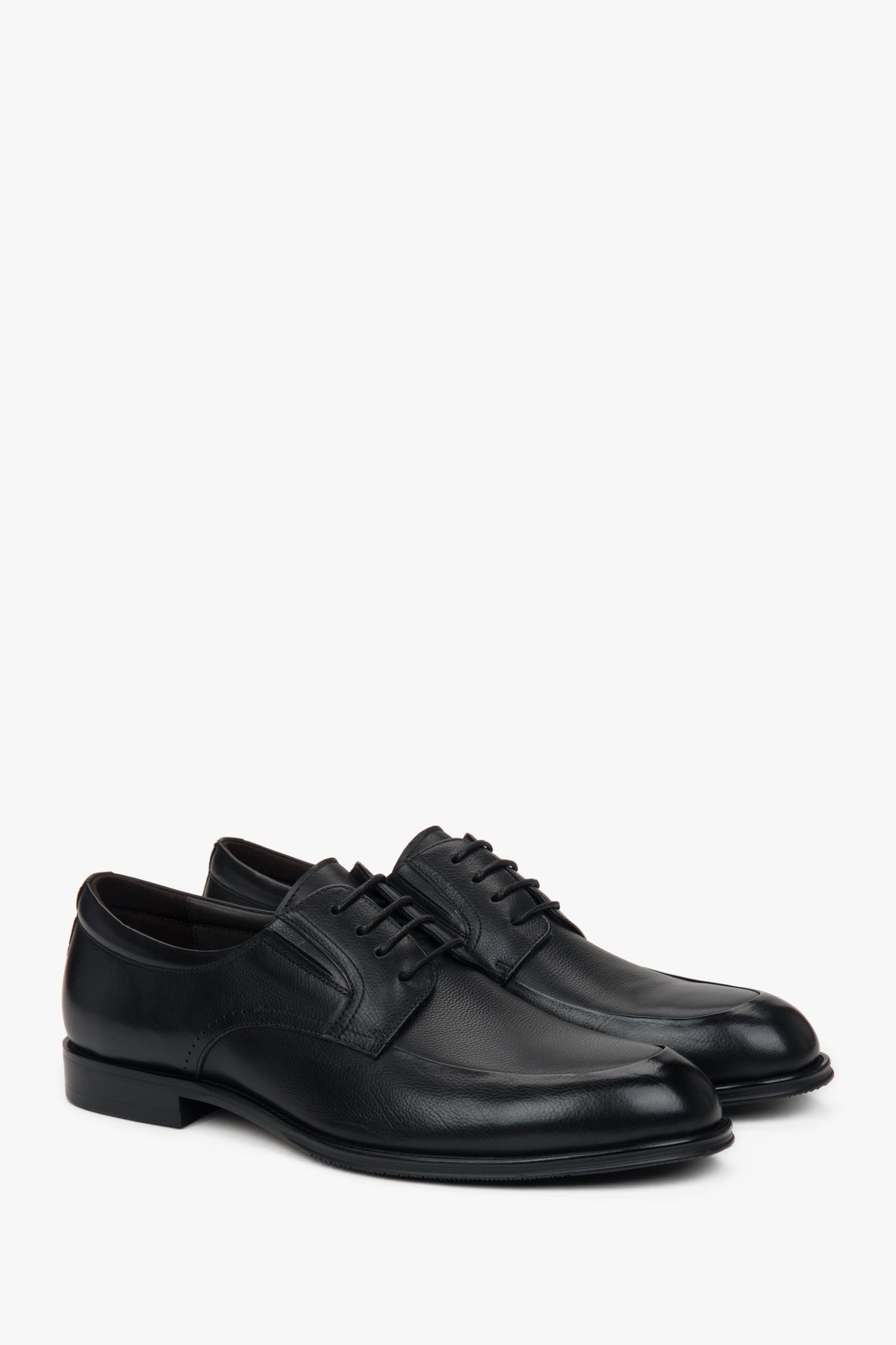 Andere schräge Ansicht der schwarzen Herren-Schnürschuhe.