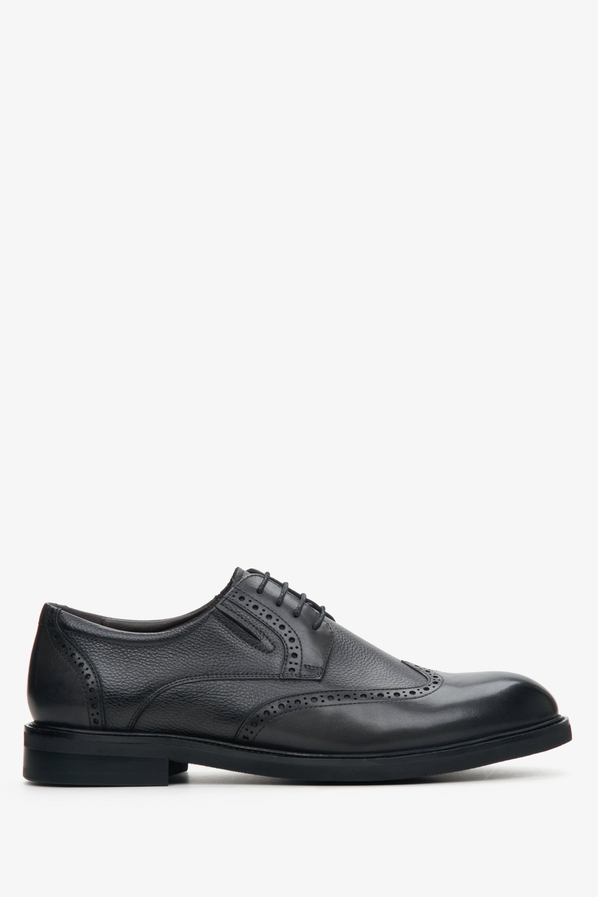 Profilansicht des schwarzen Herren-Halbschuhs aus Leder mit dekorativer Brogue-Perforation