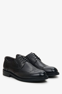 Schräge Seitenansicht des Paares eleganter schwarzer Leder-Schnürschuhe für Herren