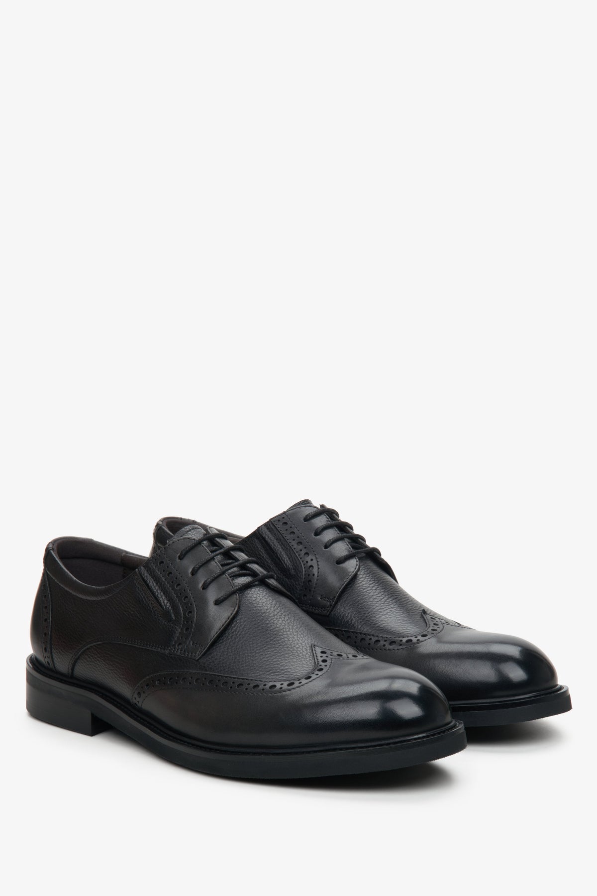 Schräge Seitenansicht des Paares eleganter schwarzer Leder-Schnürschuhe für Herren