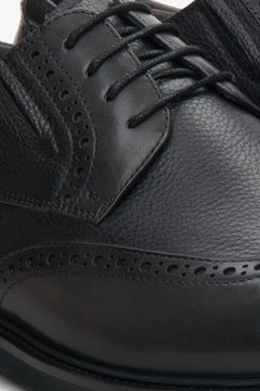 Nahaufnahme der eleganten Lederstruktur und der präzisen Perforationsdetails an der Schuhspitze