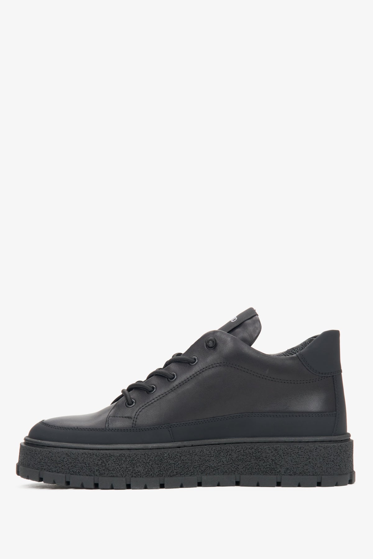 Gegenläufige Seitenansicht des schwarzen Sneakers aus italienischem Glattleder